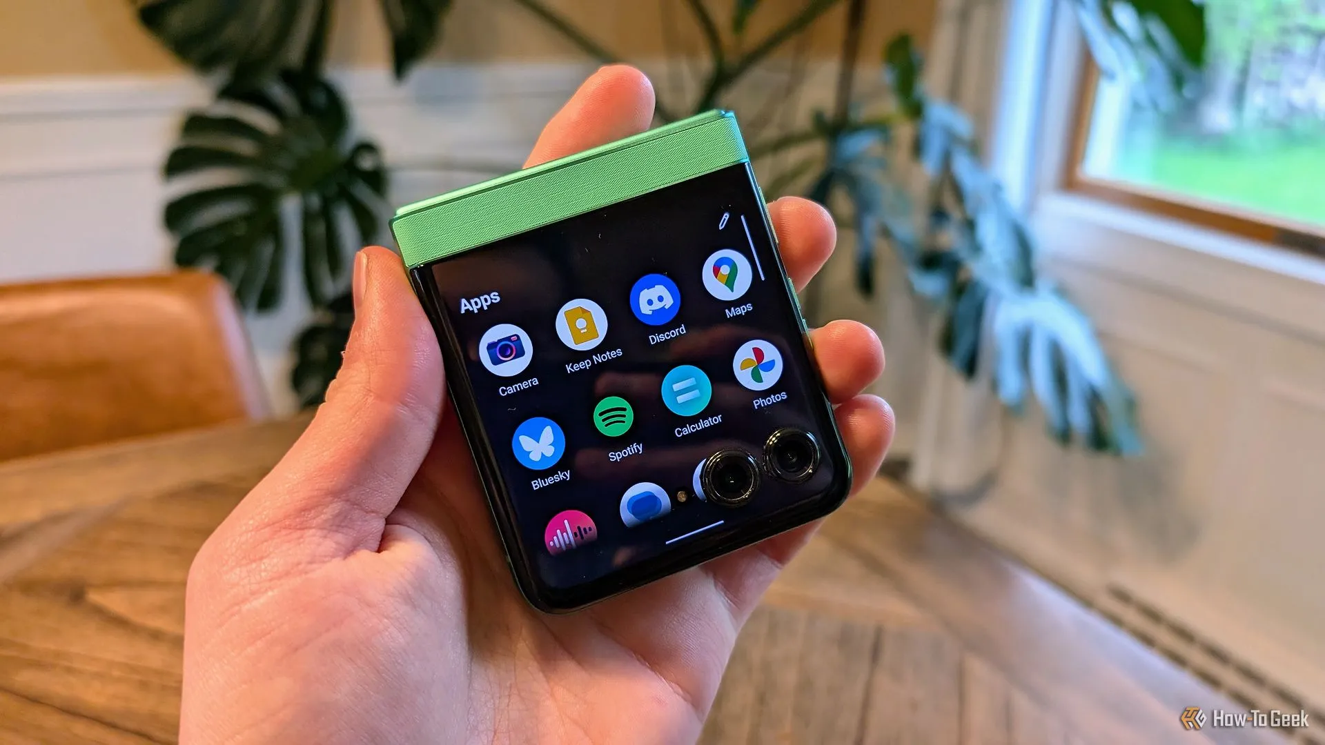 Danh sách ứng dụng hiển thị trên màn hình phụ của Moto Razr 2025