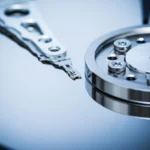 Đầu đọc/ghi của ổ cứng HDD đang di chuyển trên bề mặt đĩa quay để truy xuất dữ liệu.