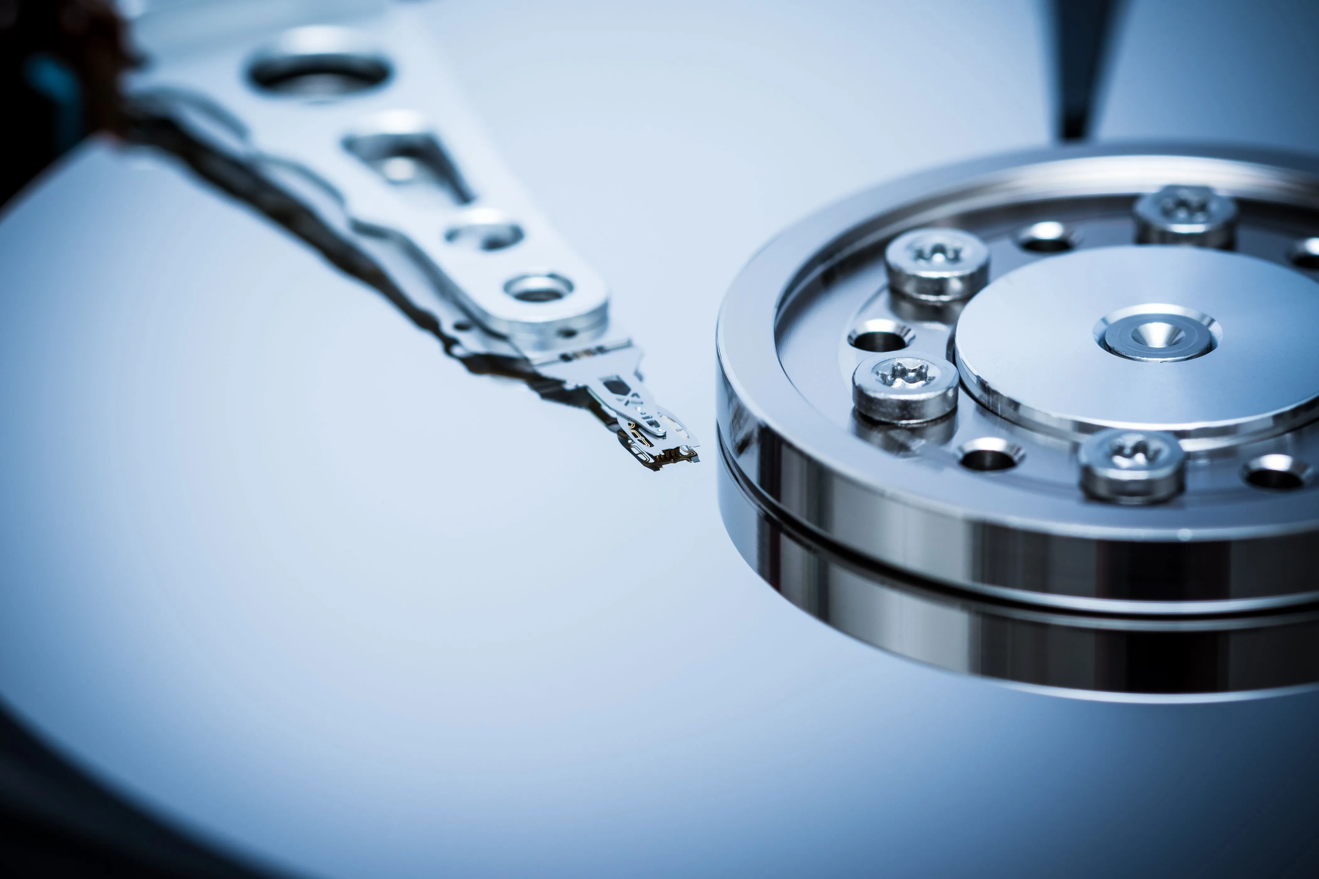 Đầu đọc/ghi của ổ cứng HDD đang di chuyển trên bề mặt đĩa quay để truy xuất dữ liệu.
