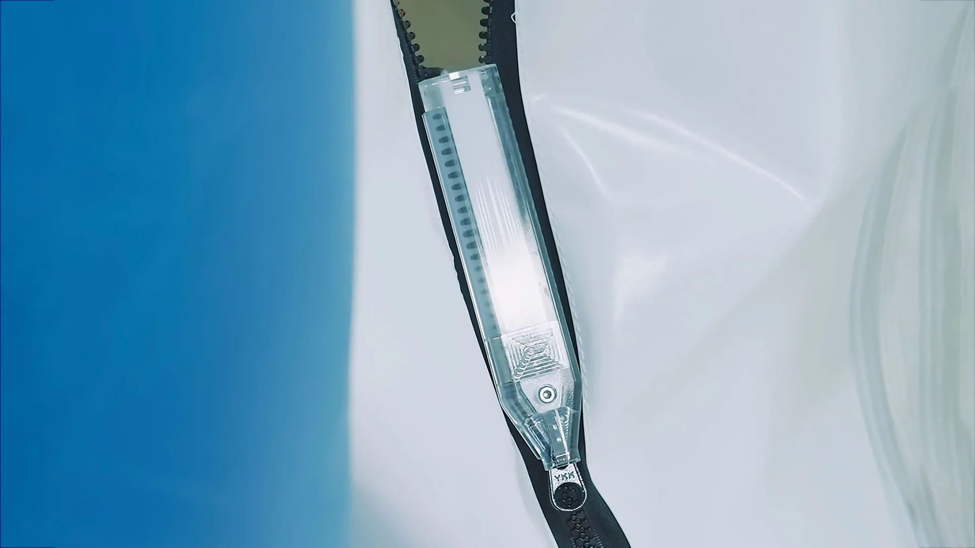 Dây kéo tự động &quot;self-propelled fastener&quot; của YKK, ứng dụng cho lều lớn và dự án công nghiệp