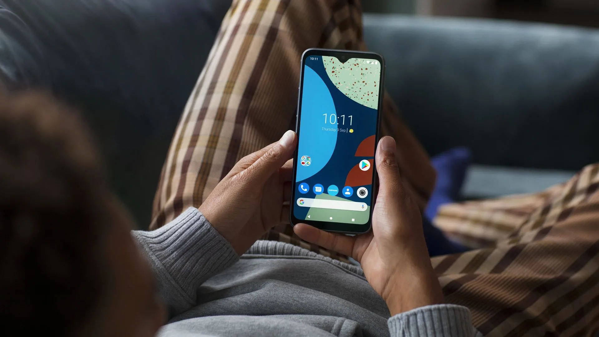 Điện thoại Fairphone 4 màu xanh lá trên nền tối