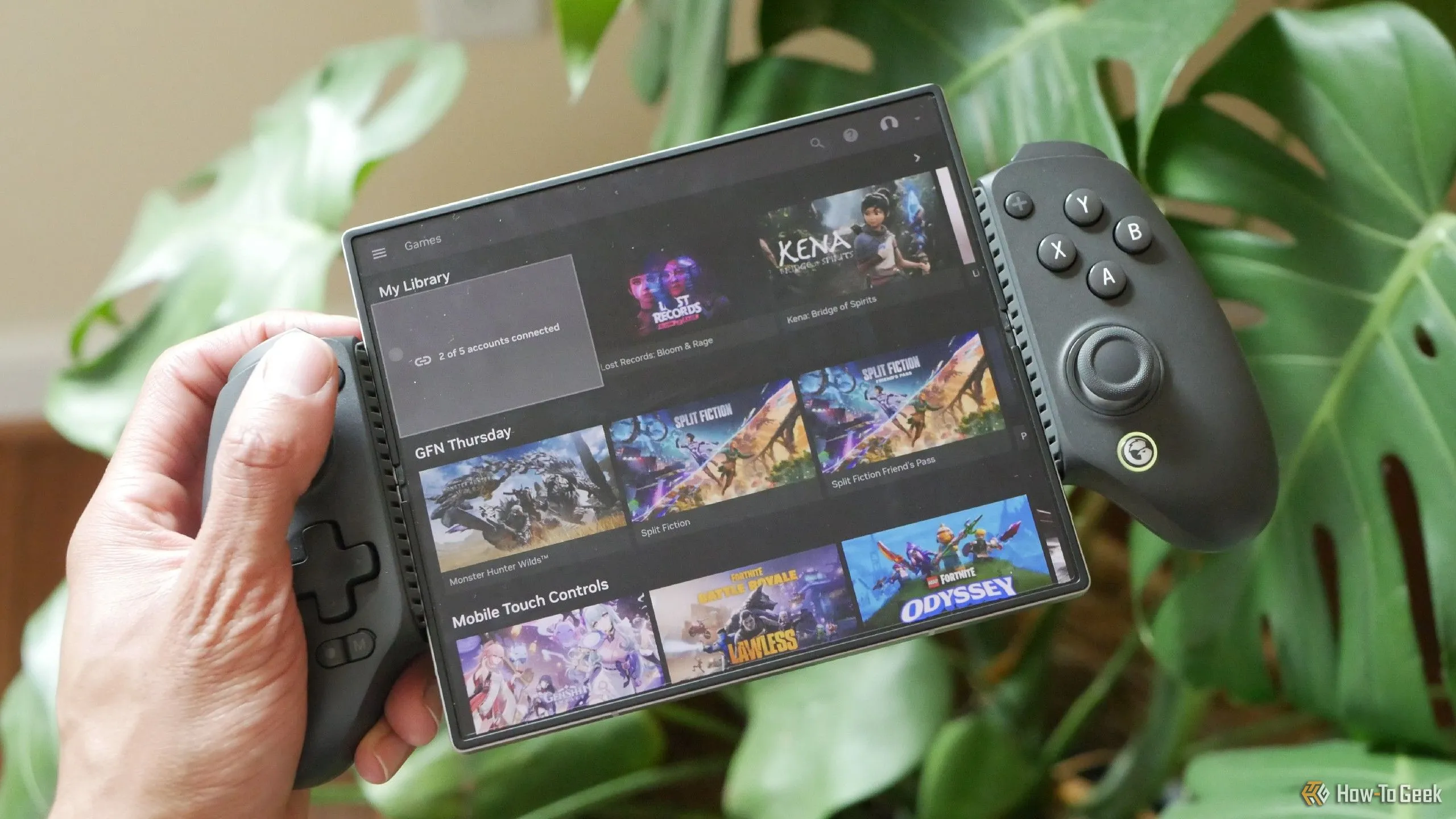Điện thoại Galaxy Z Fold 6 hiển thị giao diện NVIDIA GeForce NOW, kết hợp với tay cầm GameSir G8+, cho thấy khả năng chơi game PC AAA trên thiết bị di động thông qua điện toán đám mây.