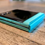 Điện thoại gập Moto Razr 2025 màu xanh lá "Spring Bud" khi gập gọn