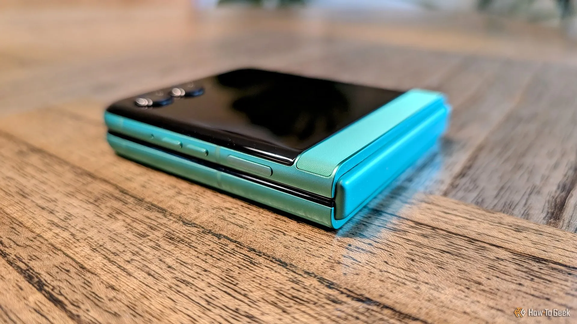 Điện thoại gập Moto Razr 2025 màu xanh lá "Spring Bud" khi gập gọn