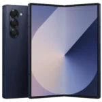 Điện thoại gập Samsung Galaxy Z Fold 6 ở chế độ màn hình ngoài, thể hiện thiết kế dạng sách.