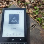 Điện thoại Minimal Phone đang phát podcast, minh họa thói quen nghe liên tục.