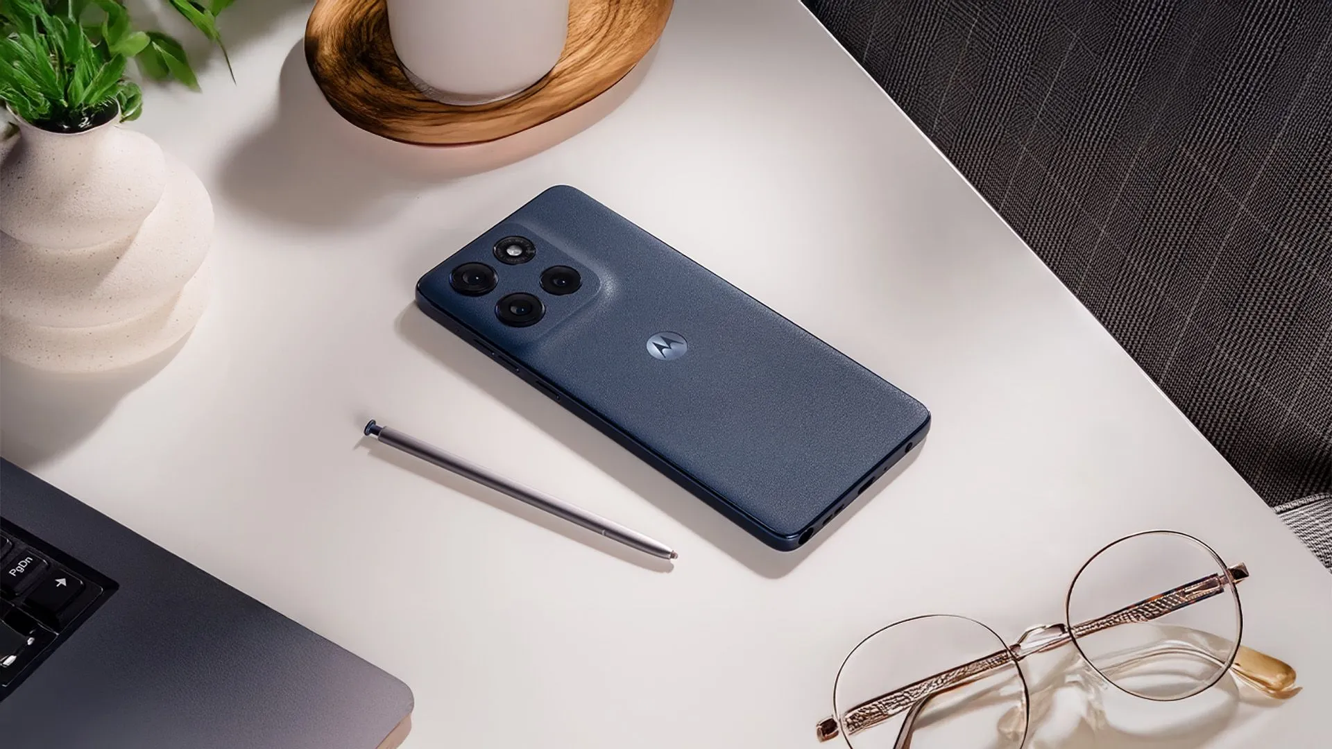 Điện thoại Motorola Moto G Stylus 2025 màu xanh với bút cảm ứng