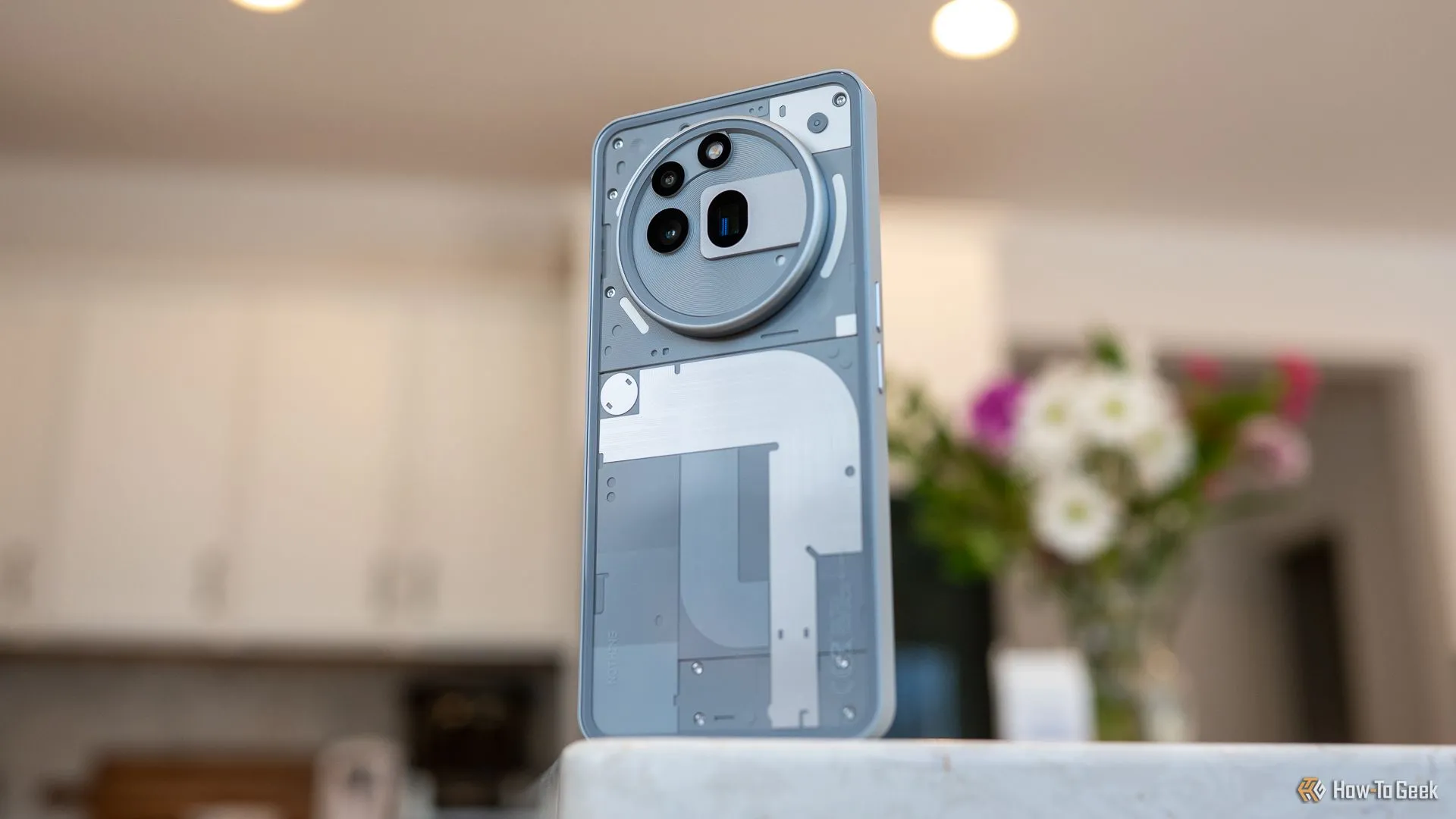 Điện thoại Nothing Phone (3a) Pro màu đen và trắng, hiển thị mặt lưng trong suốt