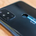 Điện thoại OnePlus Nord N10 5G bị phồng pin đặt trên bàn với lưng máy biến dạng