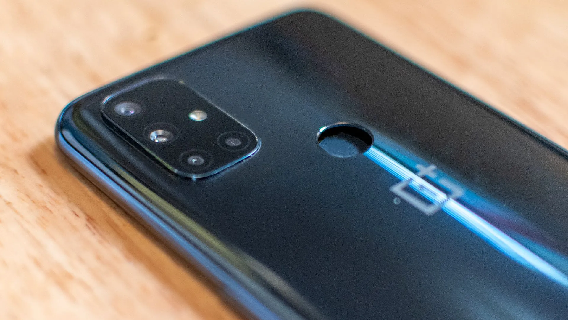 Điện thoại OnePlus Nord N10 5G bị phồng pin đặt trên bàn với lưng máy biến dạng