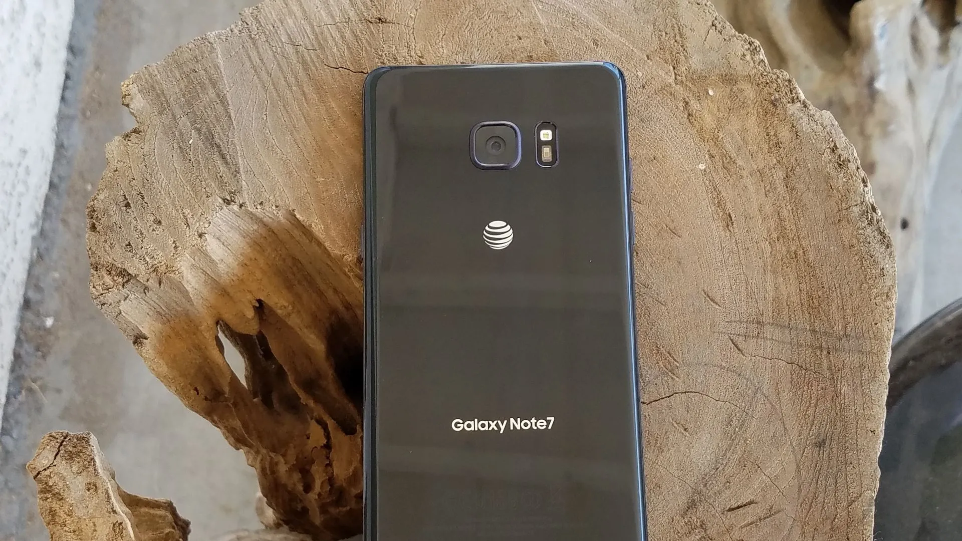 Điện thoại Samsung Galaxy Note 7 đặt trên khối gỗ