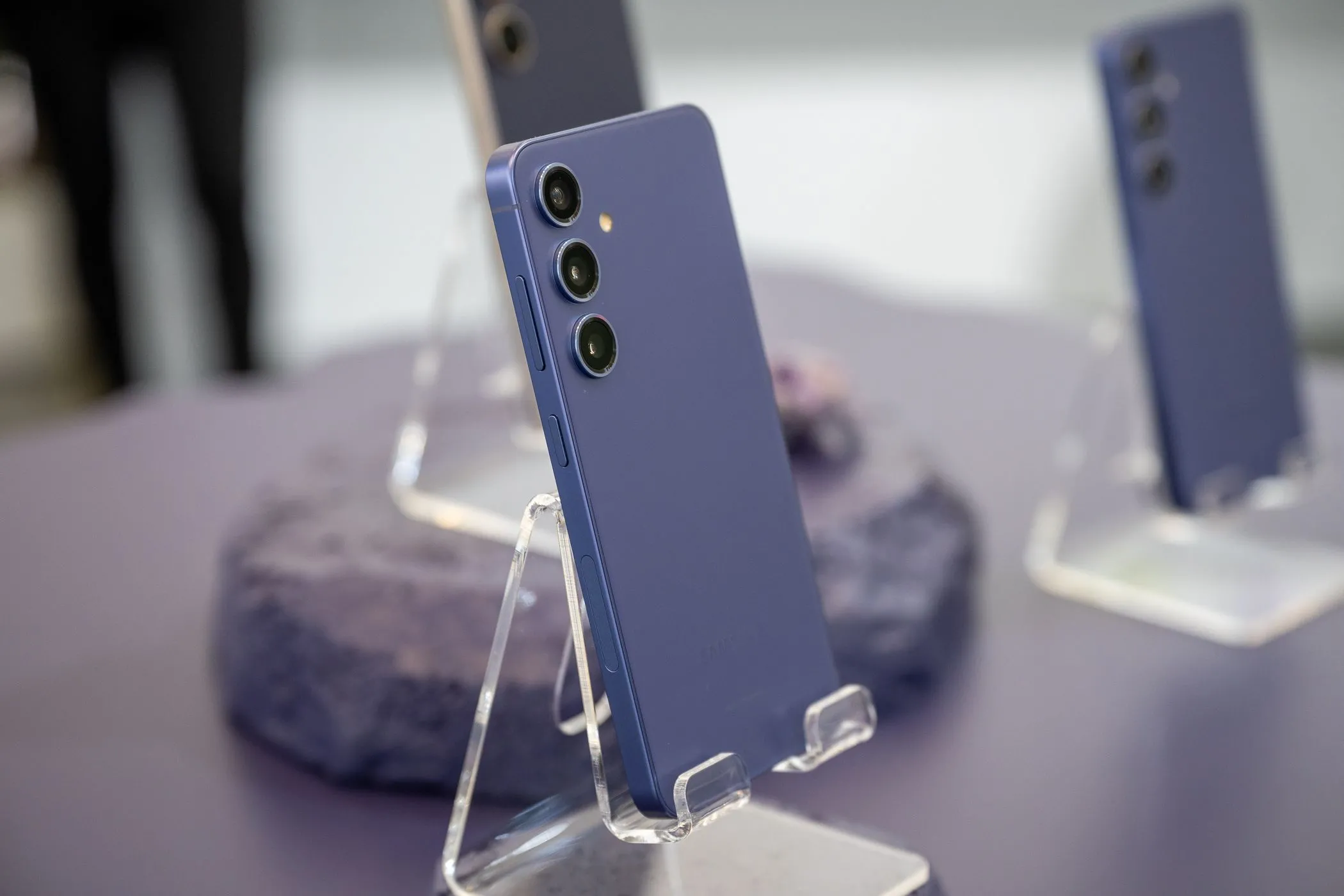 Điện thoại Samsung Galaxy S24 đặt trên bàn, hiển thị cụm camera sau.