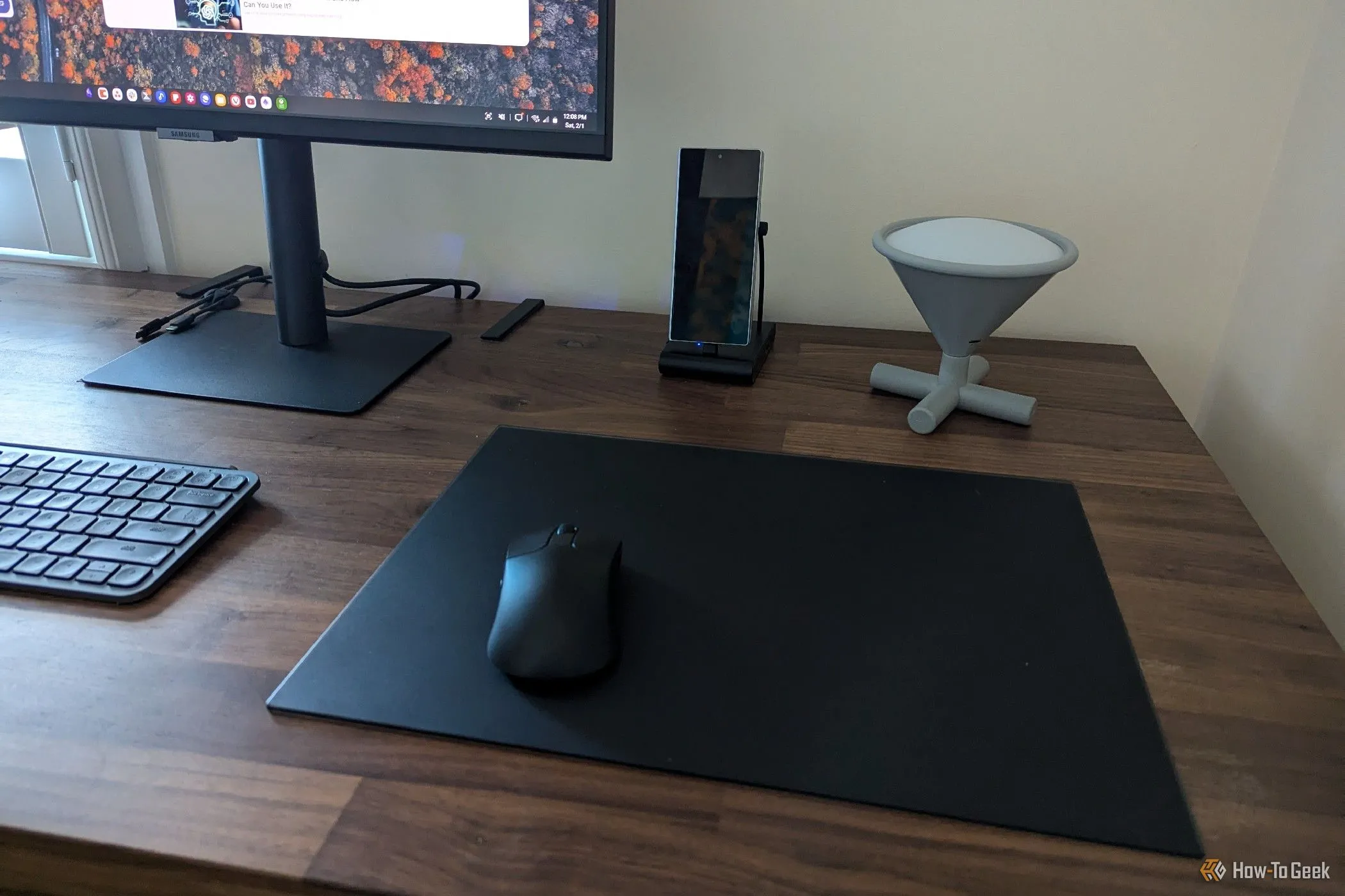Điện thoại Samsung Galaxy Z Fold 6 được kết nối với màn hình ngoài qua chế độ Samsung DeX