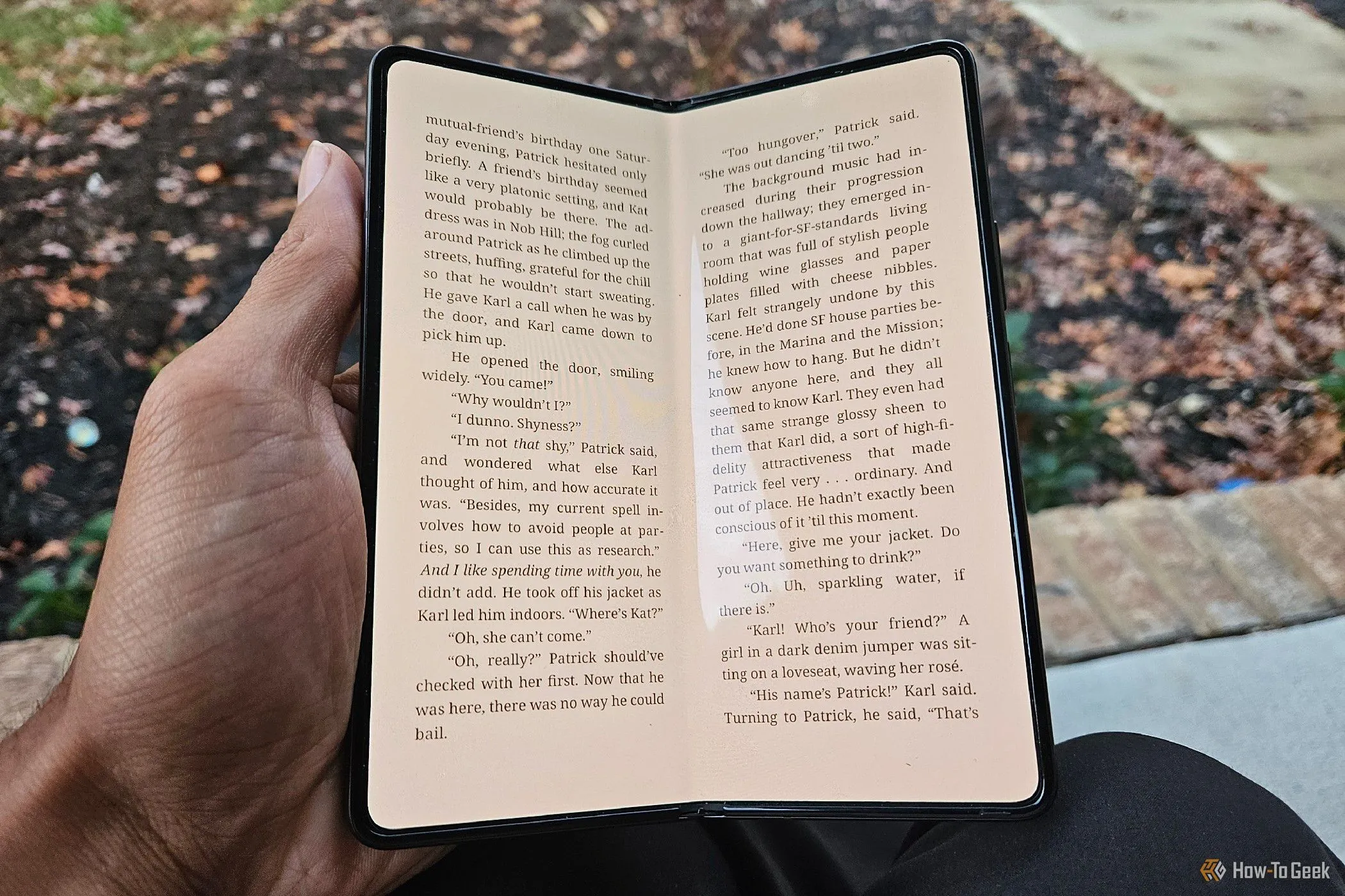 Độc giả đang đọc sách điện tử trên điện thoại Galaxy Z Fold 5, minh họa việc sử dụng màn hình hiệu quả.