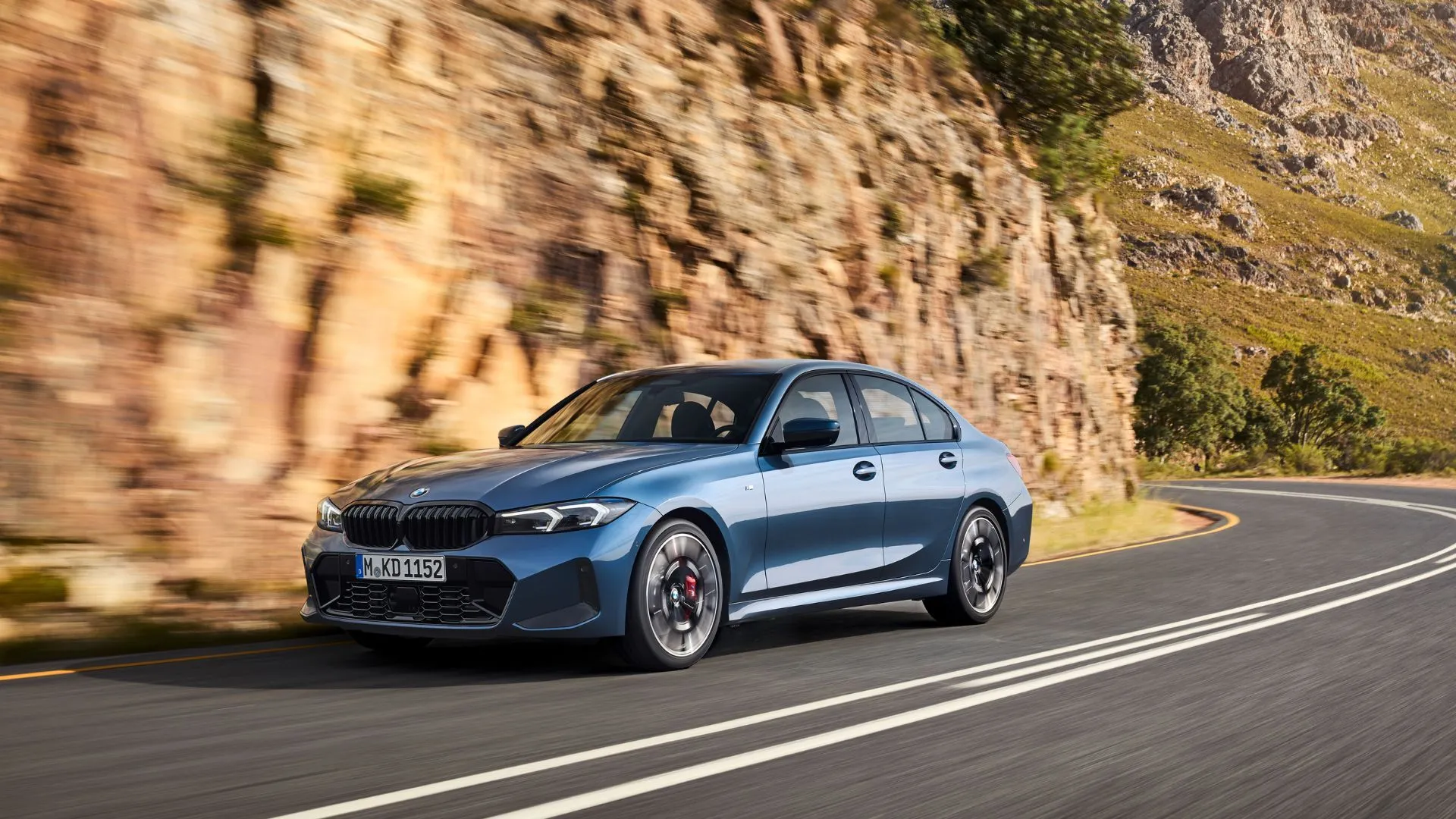 Động cơ xe BMW đang được kiểm tra kỹ thuật trong xưởng