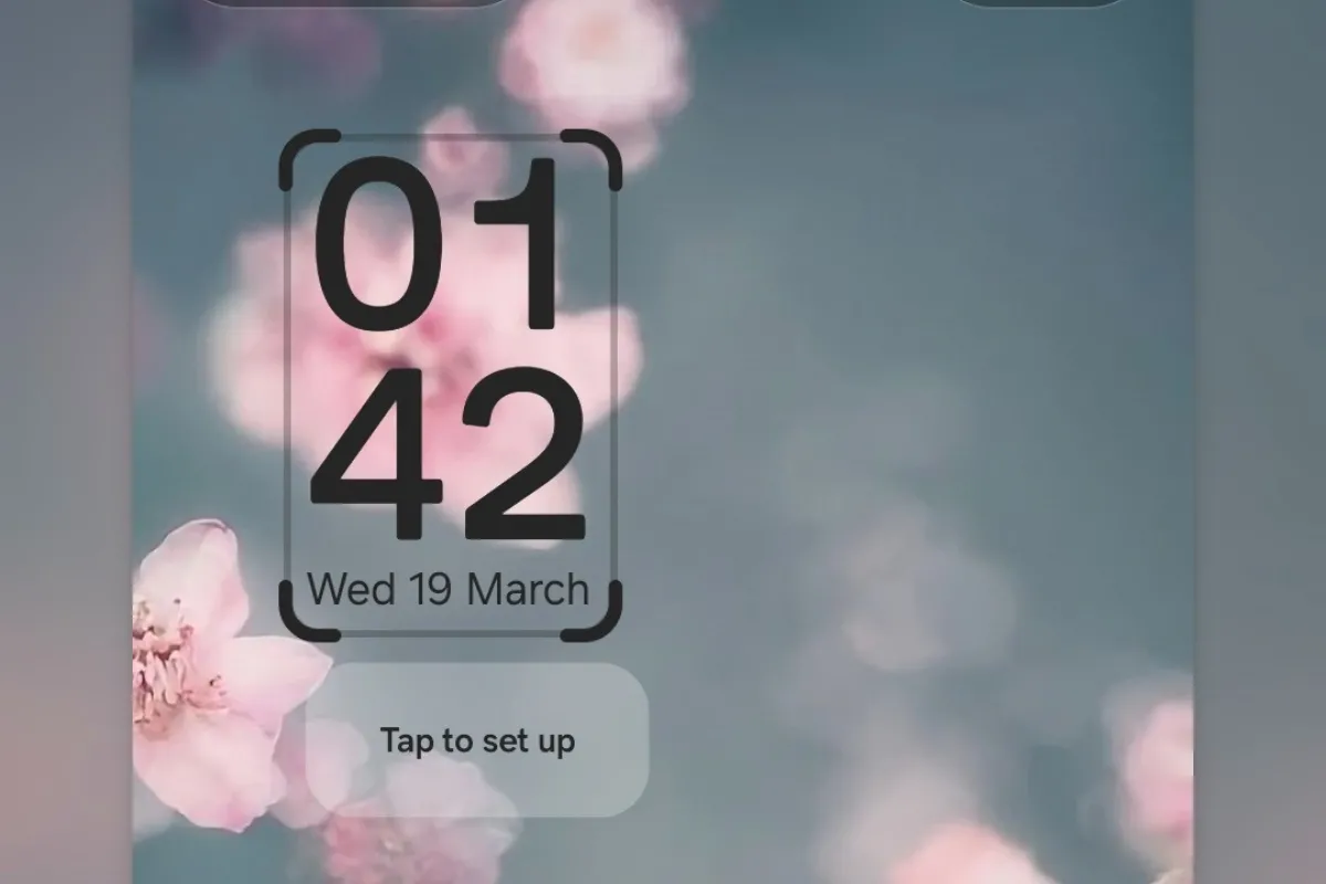 Đồng hồ màn hình khóa trên One UI 7.0 của Galaxy S25, tự động đổi màu khi đặt trên nền sáng.