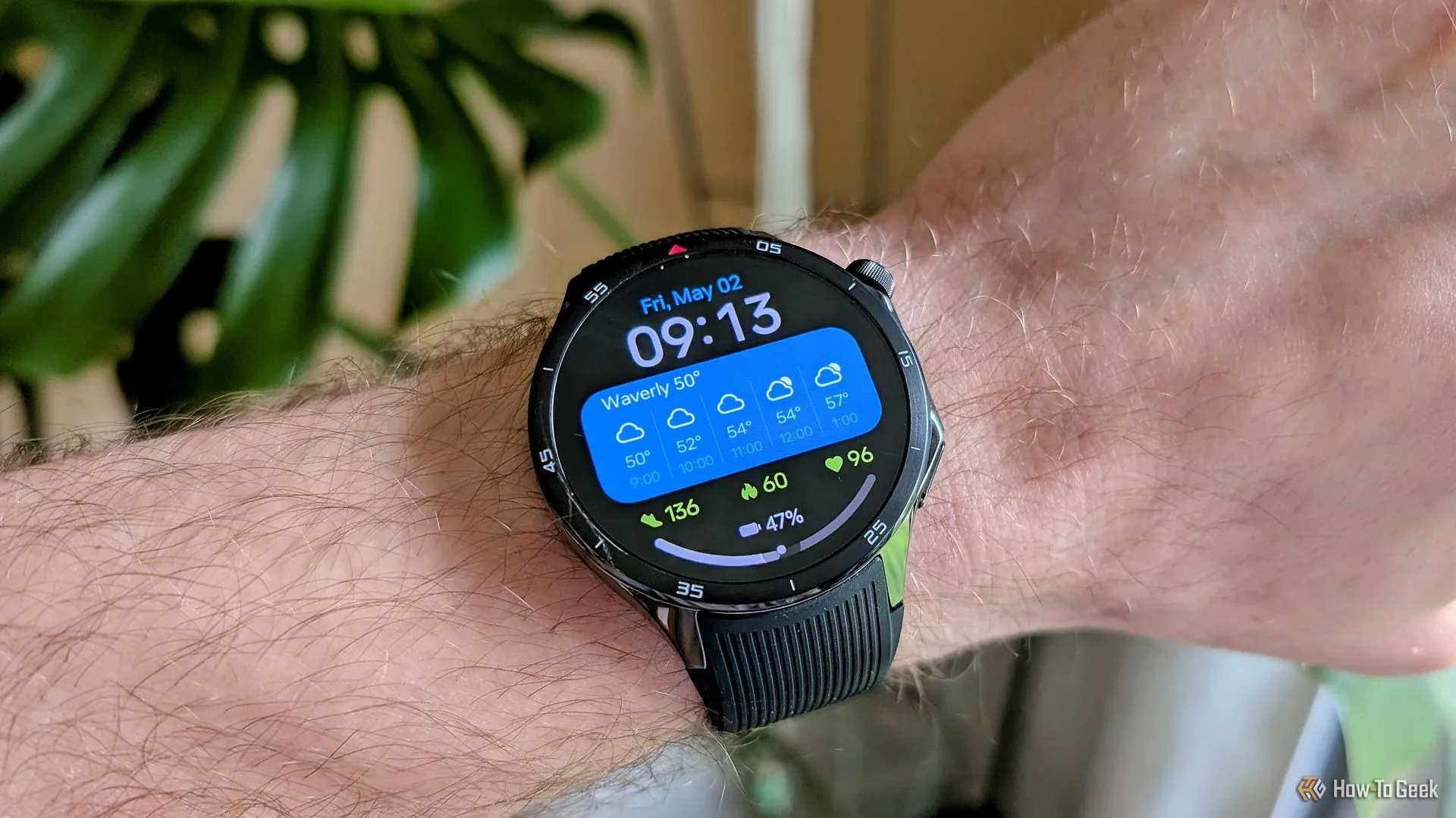 Đồng hồ thông minh OnePlus Watch 3 hiển thị mặt đồng hồ