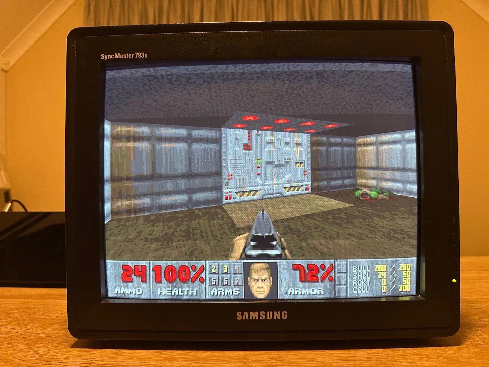 Game DOOM cổ điển hiển thị trên màn hình CRT với màu sắc sống động và độ tương phản cao.