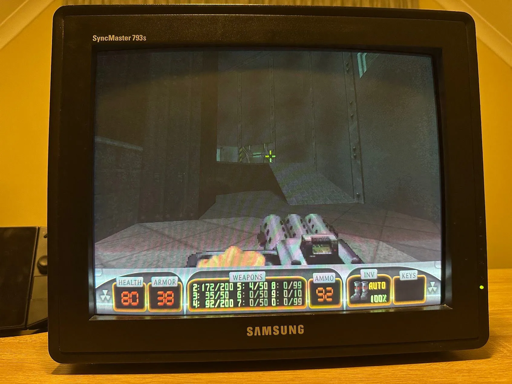 Game Duke Nukem 3D với các sprite 2D hiển thị tự nhiên hơn trên màn hình CRT.