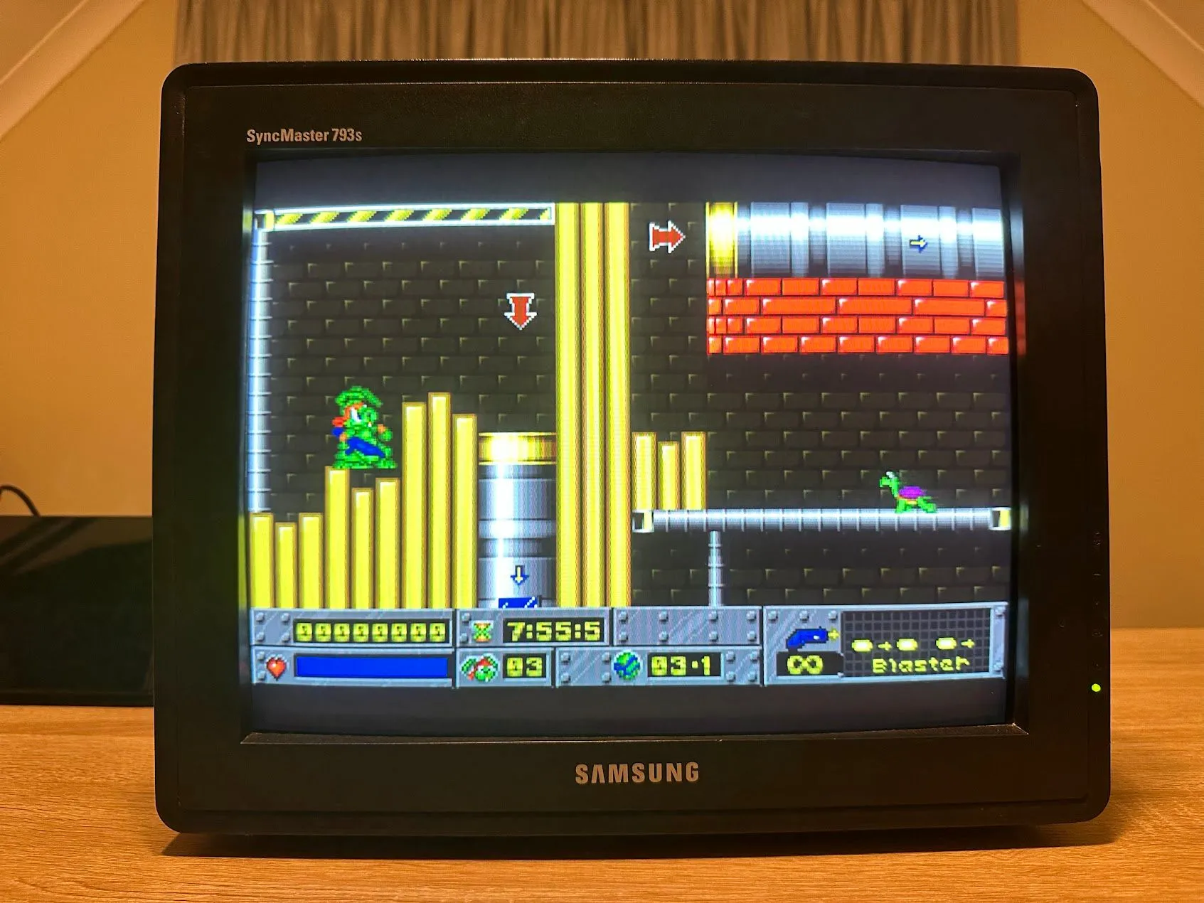 Game platformer Jazz Jackrabbit với đồ họa pixel art rực rỡ đang hiển thị trên màn hình CRT.