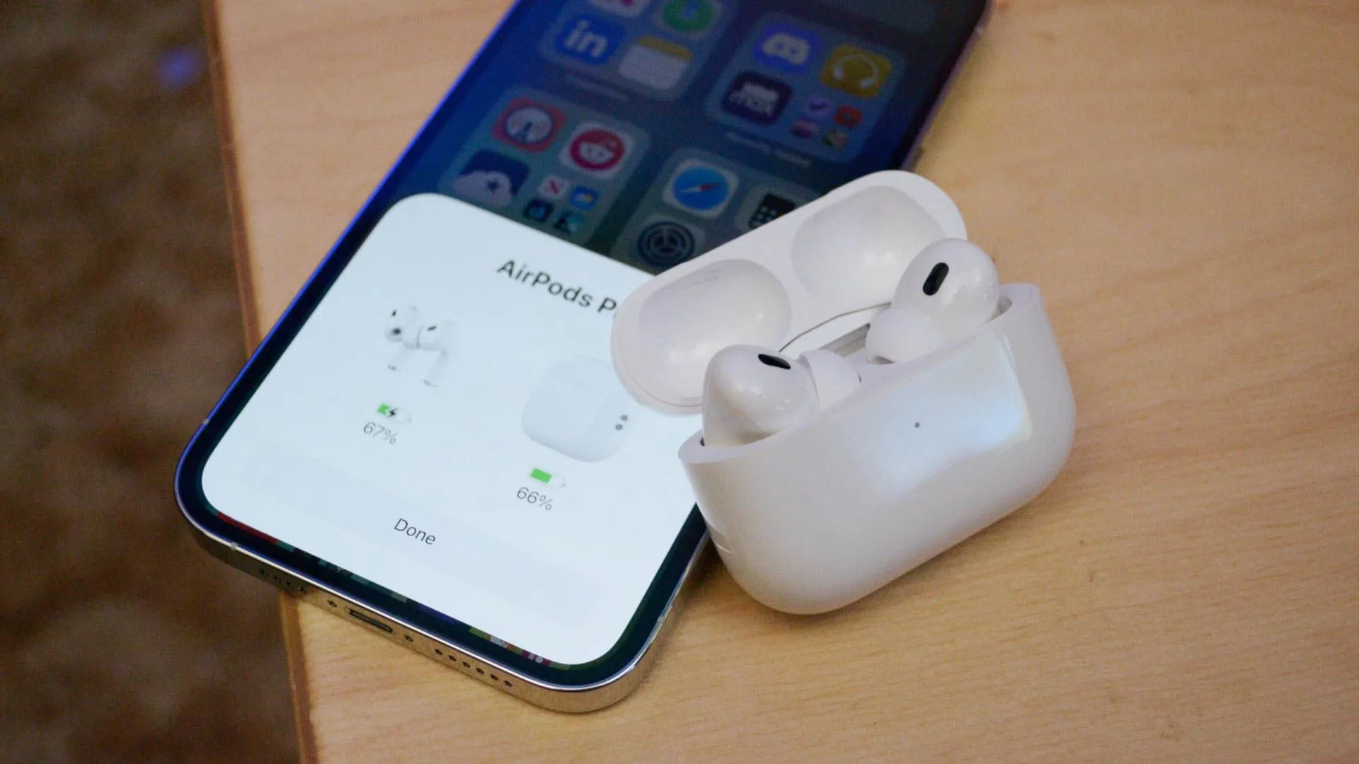 Ghép nối tai nghe Apple AirPods Pro 2 với iPhone.