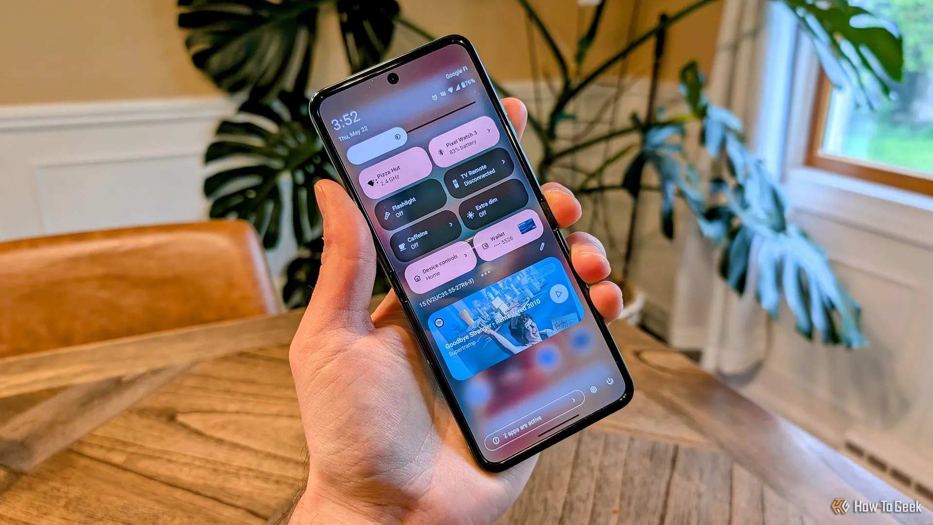 Giao diện cài đặt nhanh Android 15 trên điện thoại Motorola Razr 2025