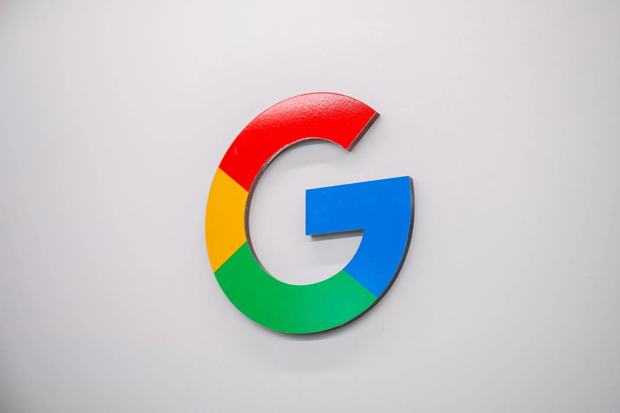Giao diện dịch vụ Google AI Ultra với ánh sáng xanh