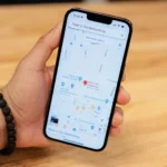 Giao diện Google Maps trên iPhone hiển thị bản đồ chỉ đường cho người đi bộ, giúp định vị điểm đến dễ dàng