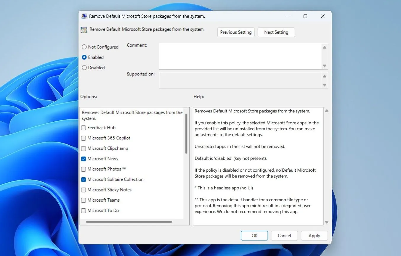 Giao diện Group Policy "Remove Default Microsoft Store Packages From The System" cho phép người dùng chọn ứng dụng mặc định cần gỡ bỏ trên Windows 11.