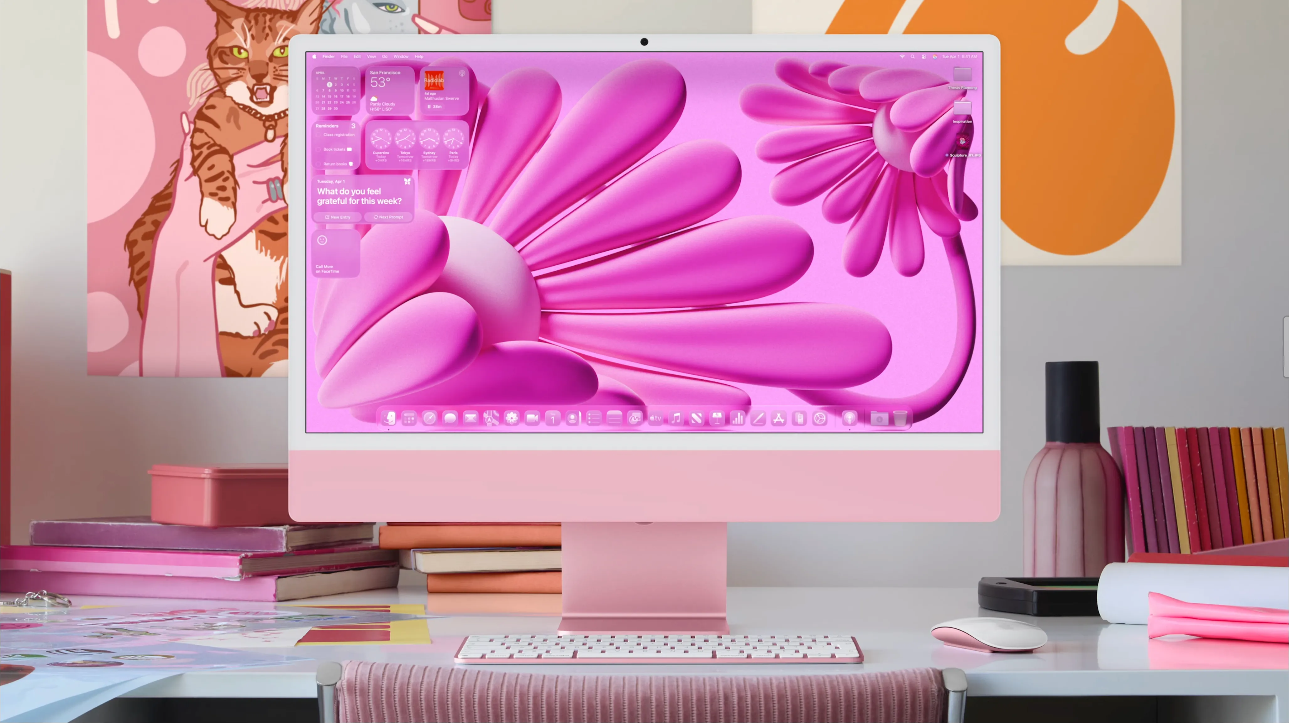 Giao diện macOS 26 Tahoe với chủ đề màu hồng, minh họa khả năng tùy chỉnh dễ dàng và tính linh hoạt của thiết kế Liquid Glass.