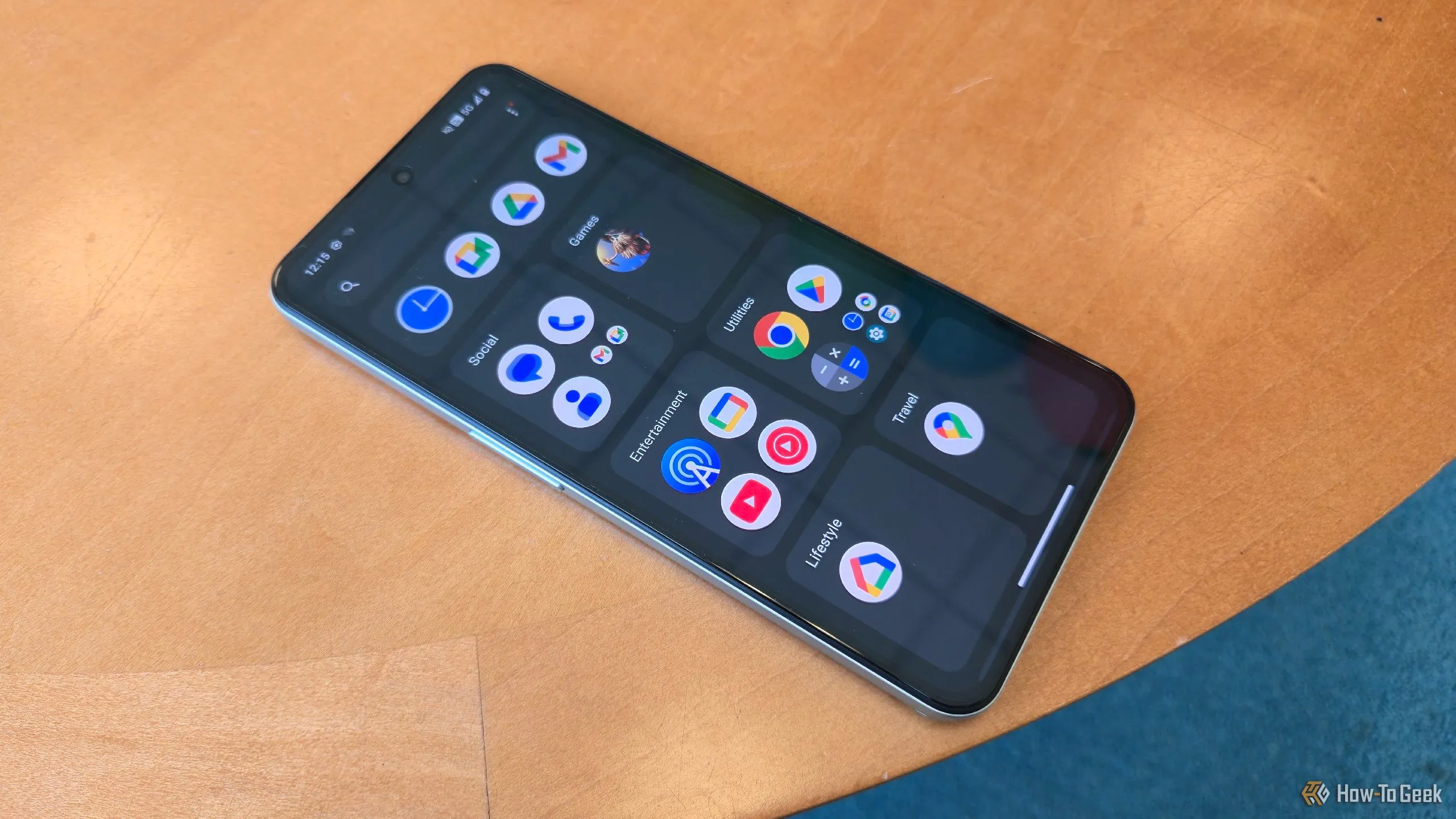 Giao diện ngăn kéo ứng dụng (app drawer) trên màn hình CMF Phone 2 Pro, hiển thị các biểu tượng ứng dụng với thiết kế tối giản và minh họa trải nghiệm người dùng của Nothing OS.