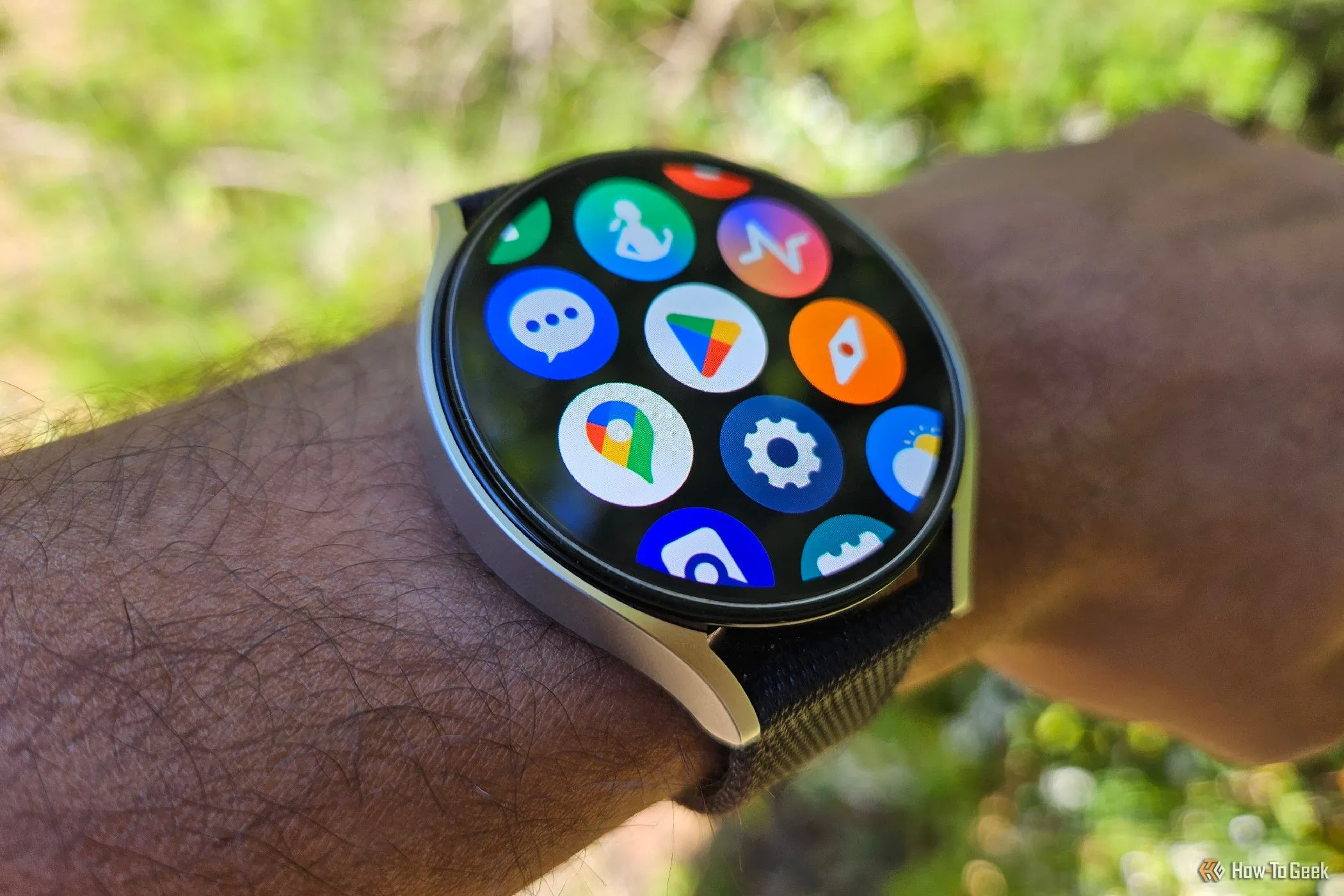 Giao diện trình khởi chạy ứng dụng trên đồng hồ thông minh Samsung Galaxy Watch 6, thể hiện sự tích hợp hệ sinh thái