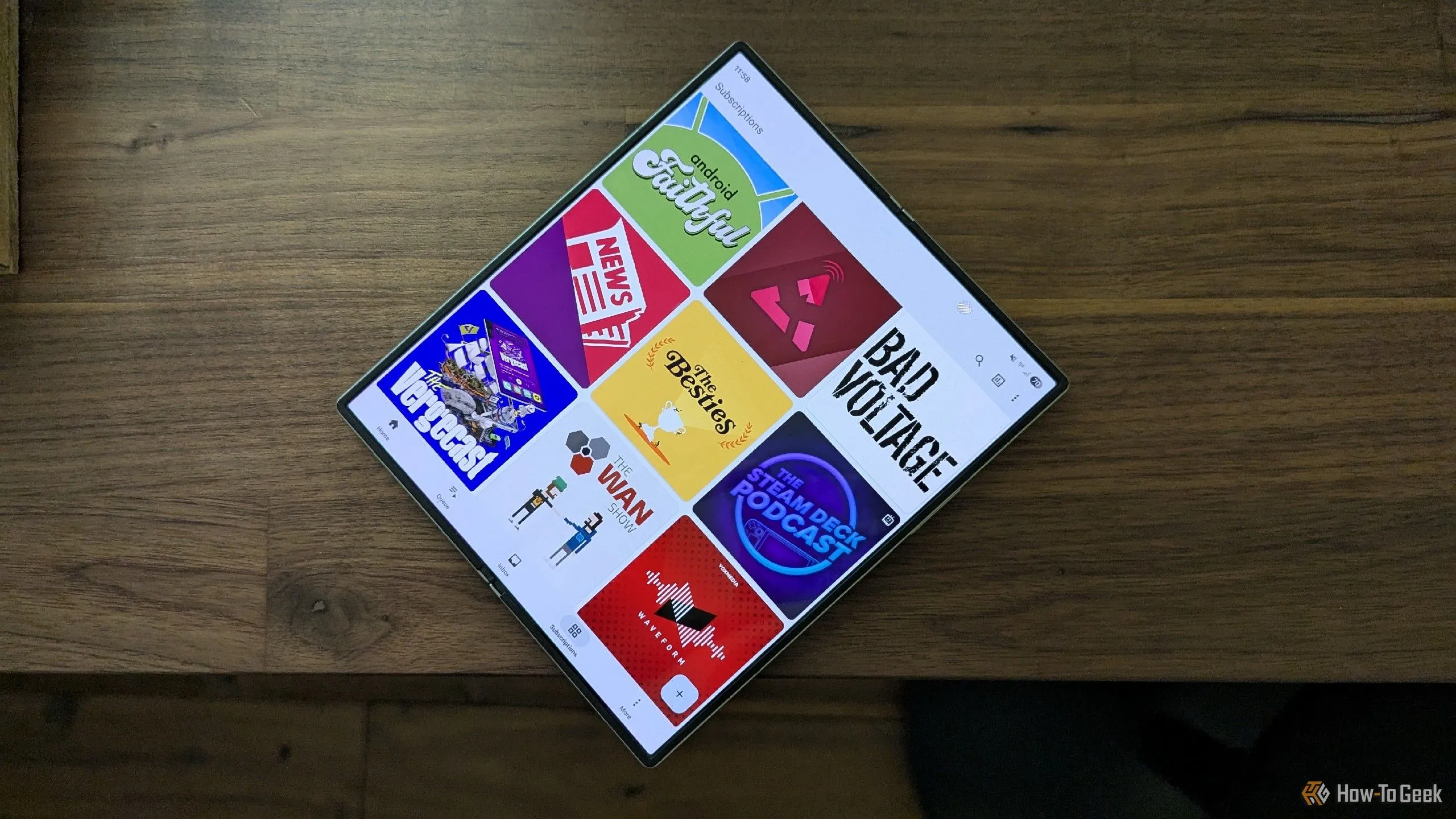 Giao diện ứng dụng AntennaPod trên Galaxy Z Fold 6 hiển thị danh sách đăng ký podcast, thể hiện sự đa dạng và nguồn cung vô tận của nội dung.
