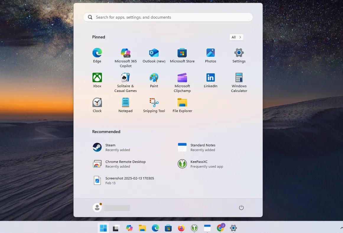 Giao diện Windows 11 với biểu tượng Copilot trên thanh tác vụ và menu Start.