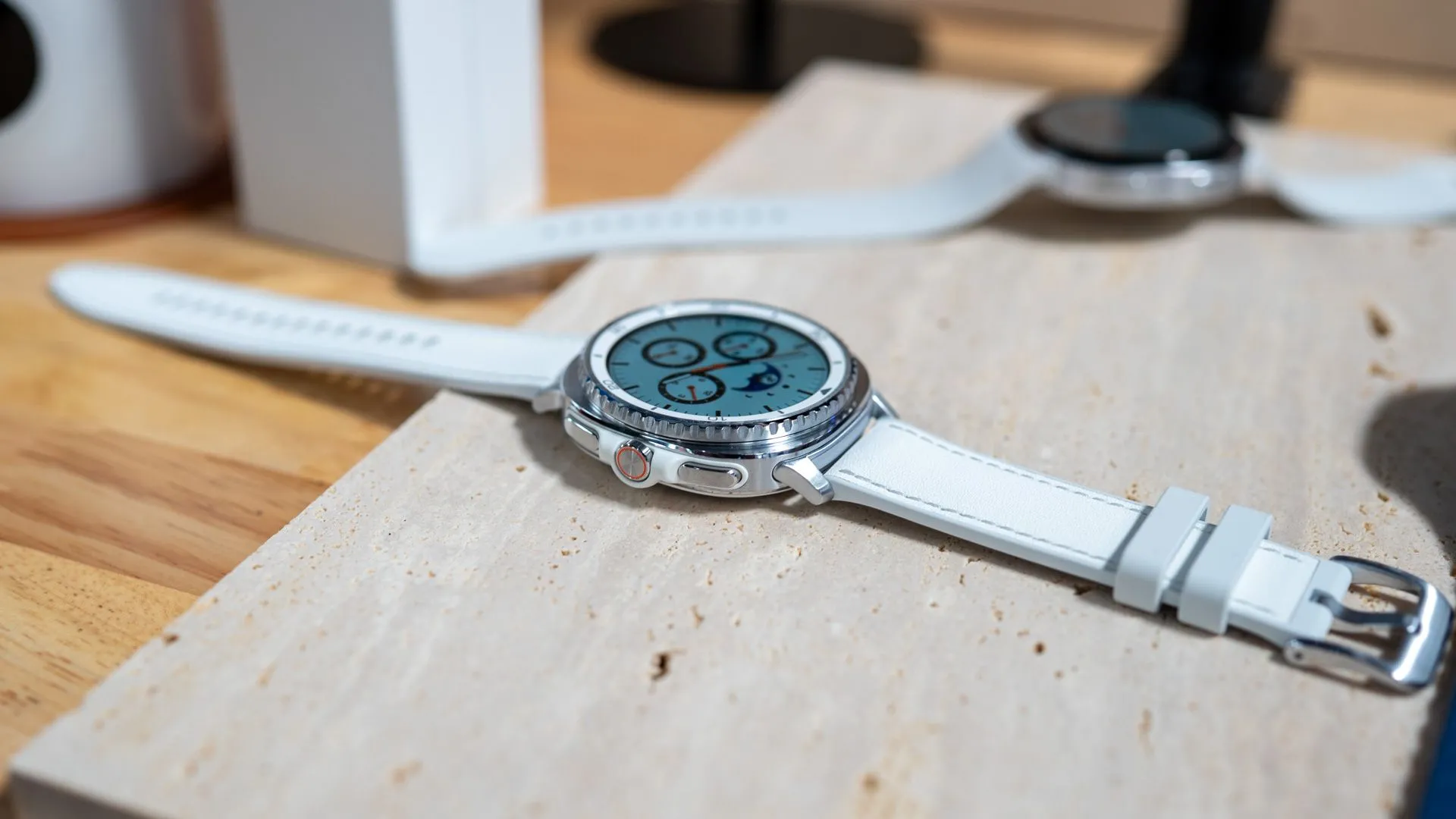 Góc nhìn cạnh bên của Samsung Galaxy Watch 8 Classic đặt trên bàn, làm nổi bật thiết kế dày dặn và các nút vật lý đặc trưng.