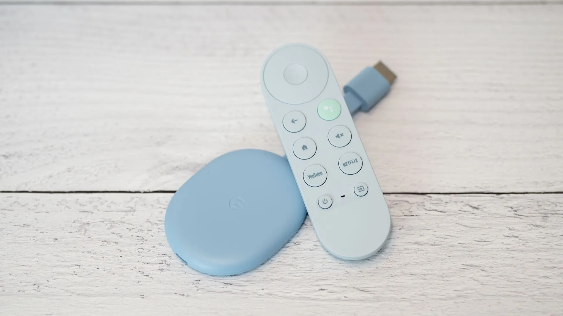 Google Chromecast với Google TV trên nền gỗ