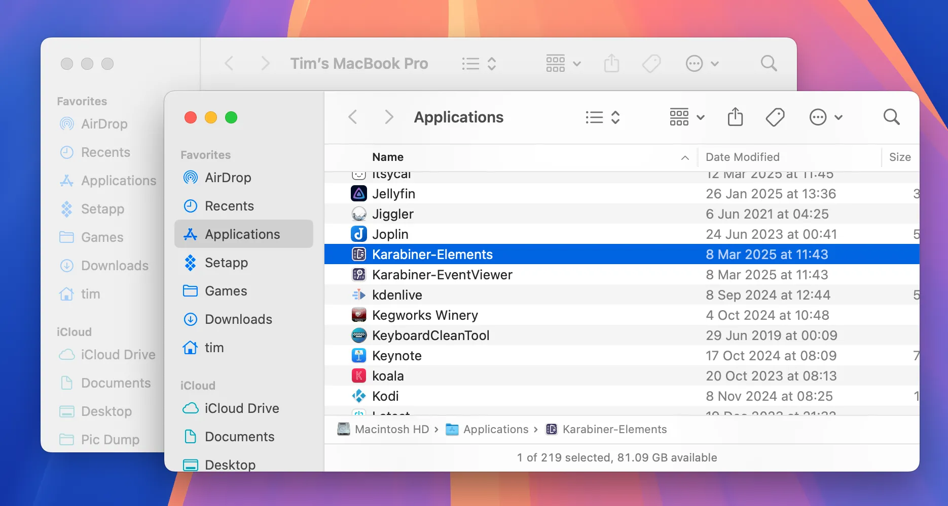 Hai cửa sổ Finder đặt cạnh nhau trên màn hình macOS