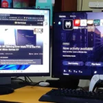 Hai màn hình máy tính với một hiển thị đầu ra từ PlayStation 5 và một hiển thị từ máy tính cá nhân