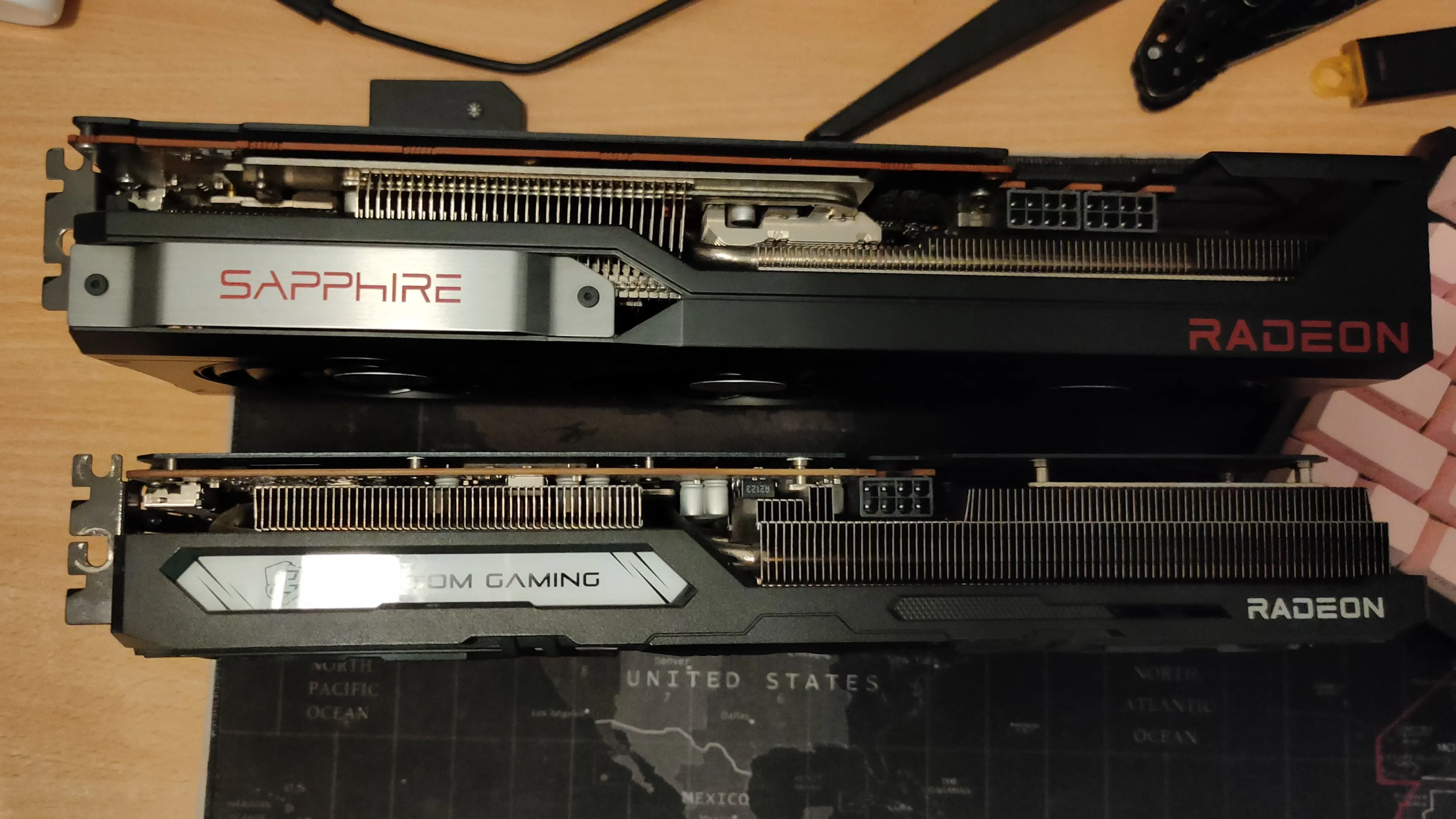 Hai mẫu card đồ họa AMD Radeon RX 6800 XT PULSE và AMD RX 6600 XT Phantom Gaming D, đại diện cho dòng sản phẩm GPU của AMD.