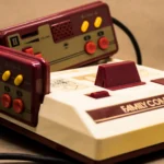 Hệ máy chơi game Nintendo Famicom với thiết kế thân thiện, màu sắc đỏ trắng đặc trưng.
