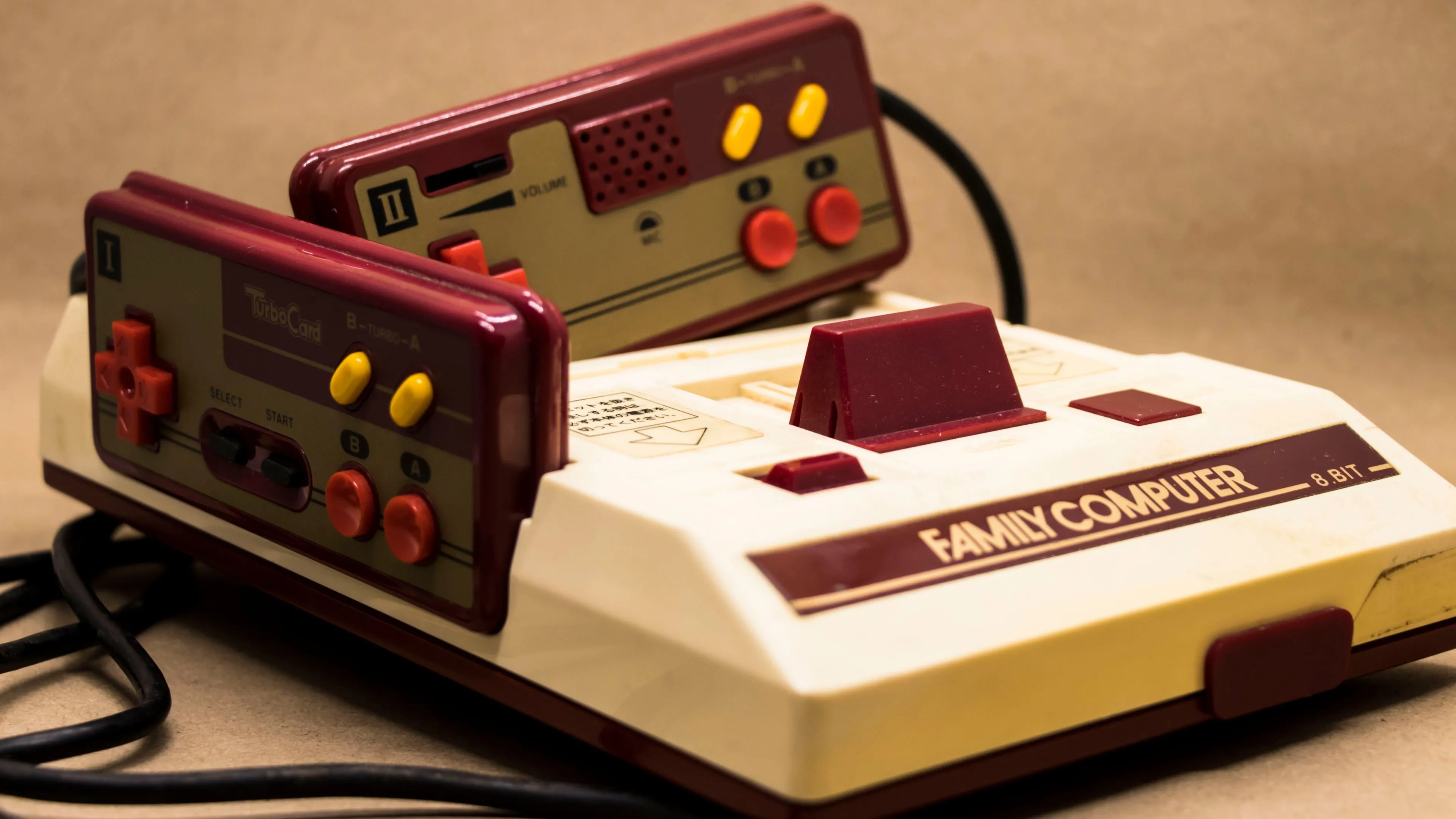 Hệ máy chơi game Nintendo Famicom với thiết kế thân thiện, màu sắc đỏ trắng đặc trưng.