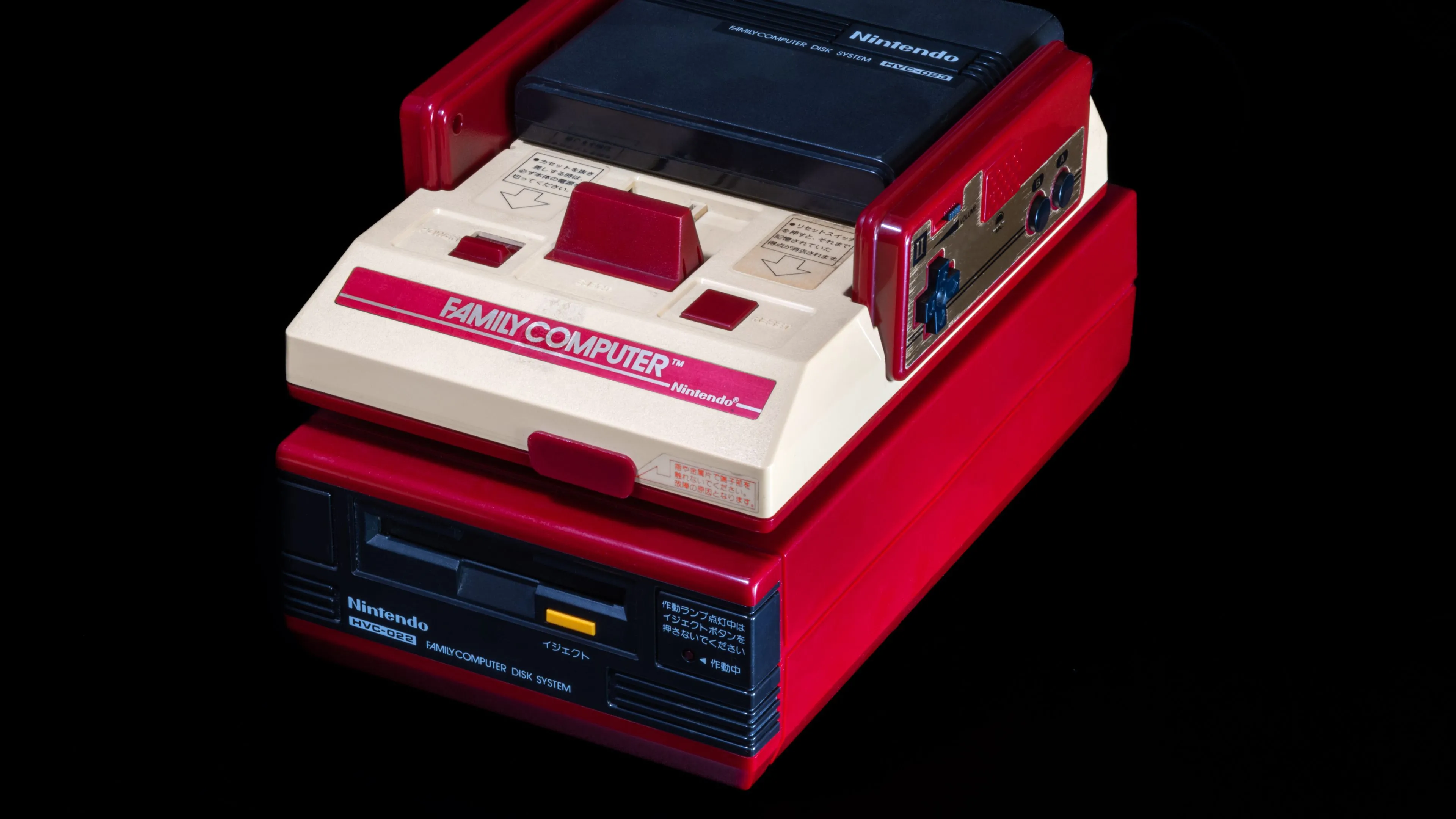 Hệ máy Nintendo Famicom kết nối với Famicom Disk System (FDS), mở rộng tính năng lưu game và âm thanh.
