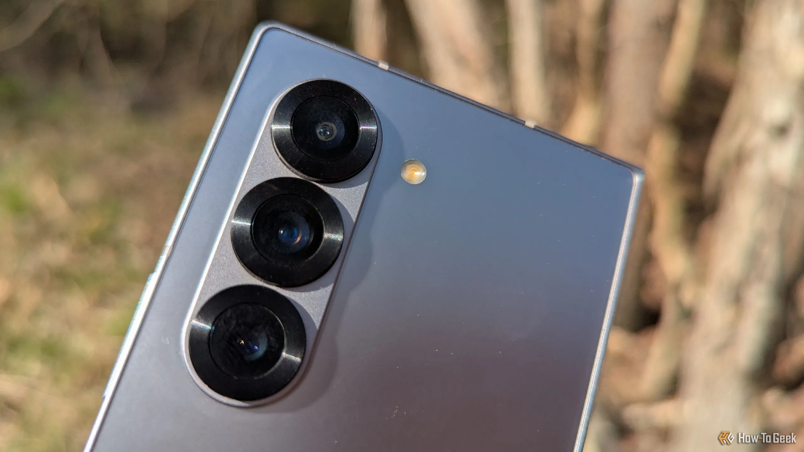 Hệ thống ba camera sau của Samsung Galaxy Z Fold 6 nhìn cận cảnh.