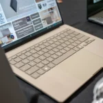 Hình ảnh ASUS Zenbook A14 với thiết kế mỏng nhẹ, hiển thị màn hình và bàn phím, thể hiện vẻ ngoài hiện đại của laptop Copilot+ PC Snapdragon X.