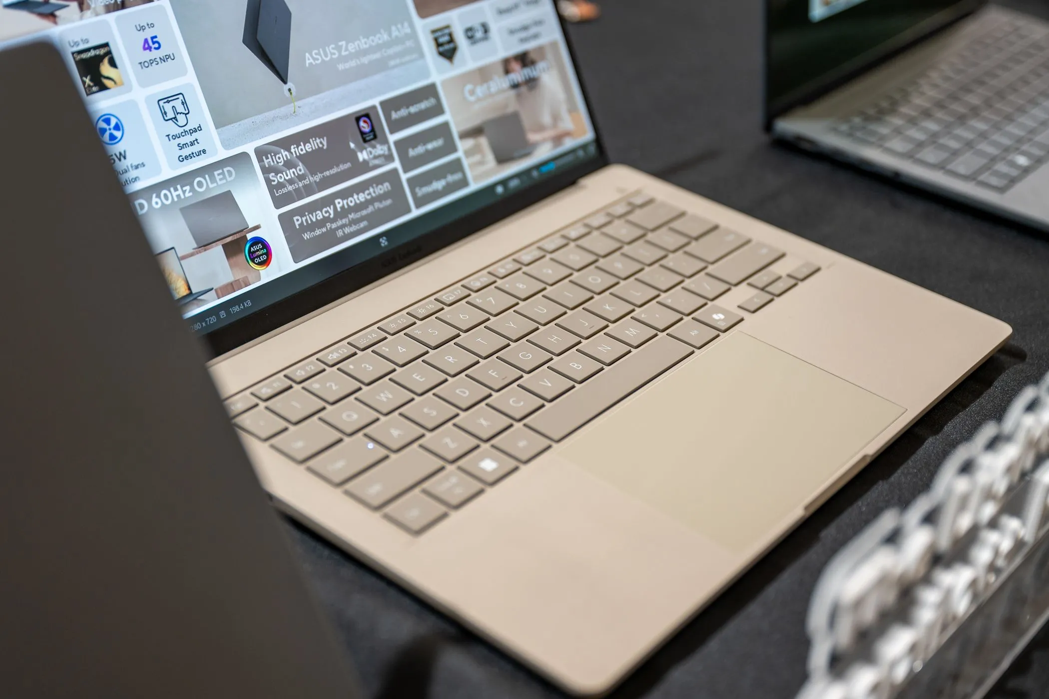 Hình ảnh ASUS Zenbook A14 với thiết kế mỏng nhẹ, hiển thị màn hình và bàn phím, thể hiện vẻ ngoài hiện đại của laptop Copilot+ PC Snapdragon X.