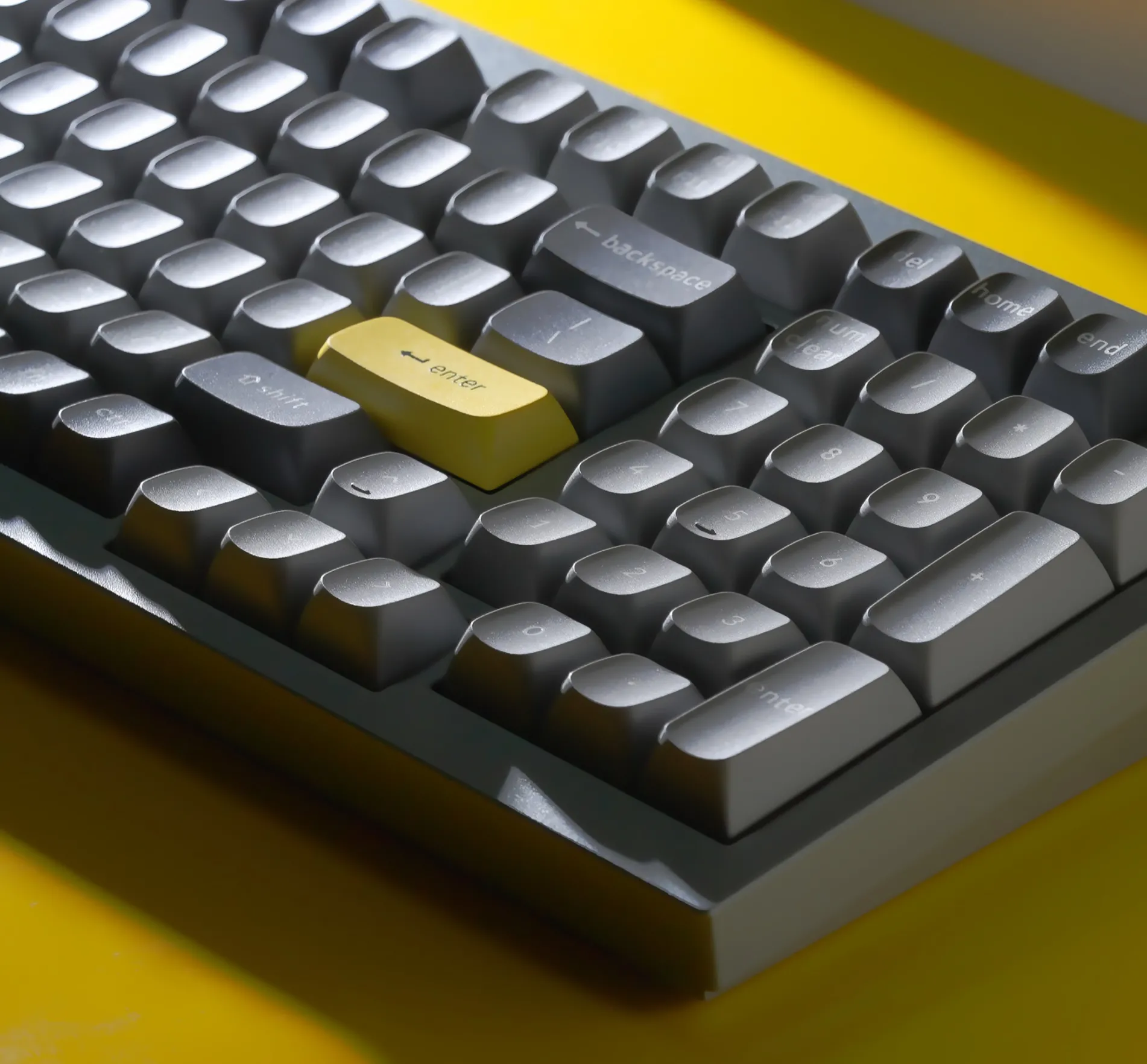 Hình ảnh bàn phím cơ custom Keychron Q5 QMK với bố cục 96% và khả năng tùy chỉnh cao.