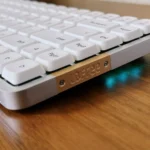 Hình ảnh bàn phím cơ custom Lofree Flow với đèn nền LED cạnh bên độc đáo.