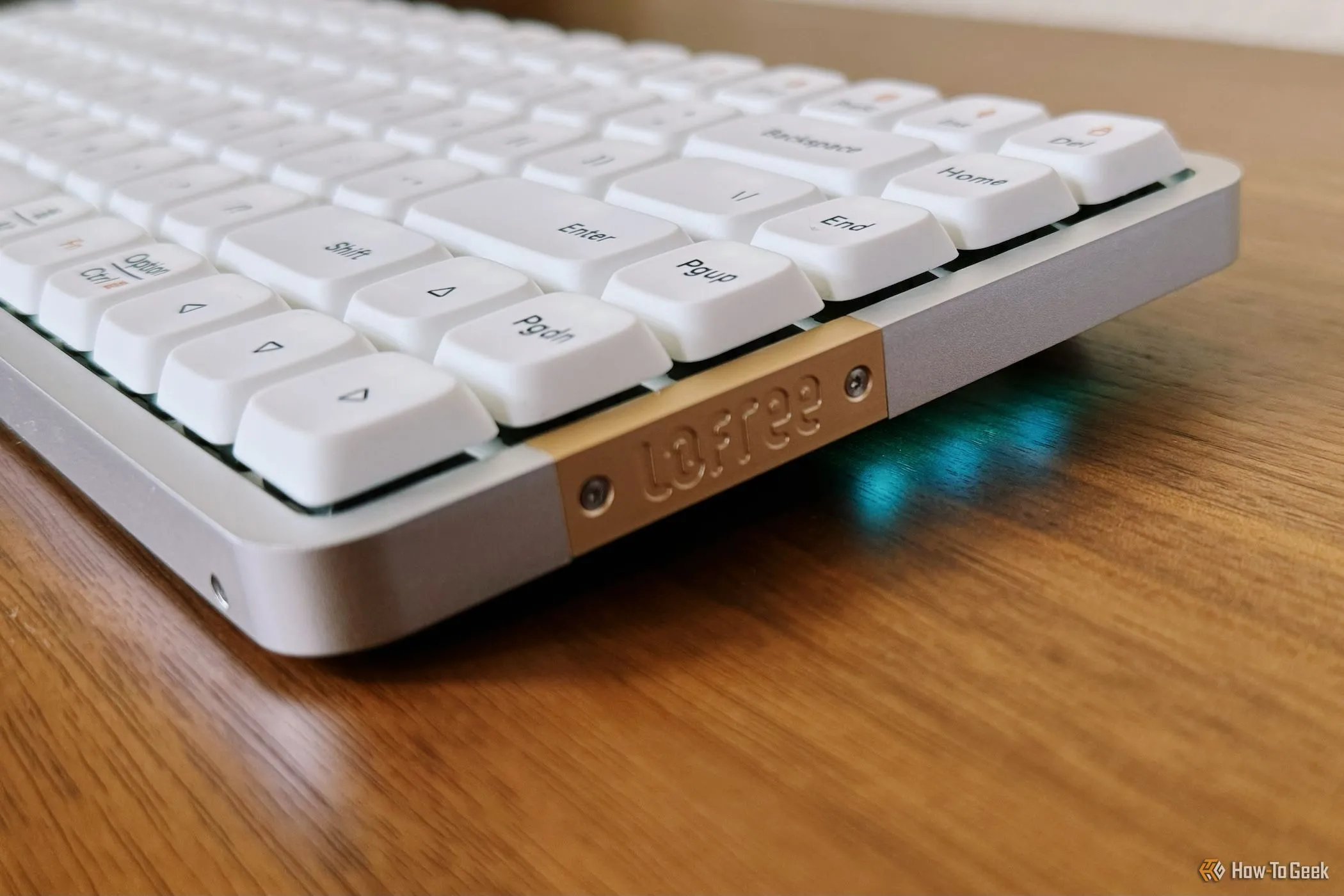 Hình ảnh bàn phím cơ custom Lofree Flow với đèn nền LED cạnh bên độc đáo.