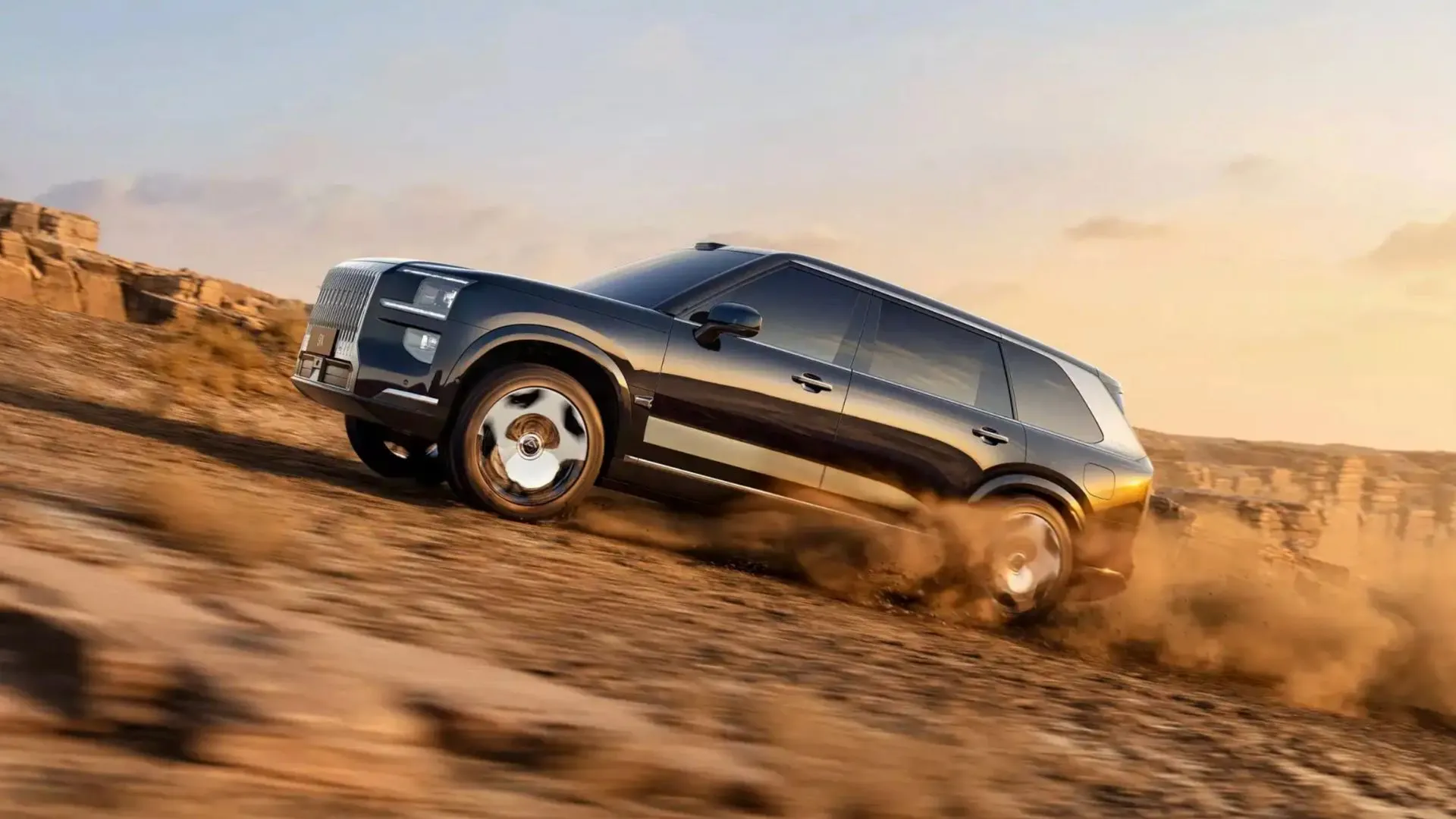 Hình ảnh bên hông mẫu SUV điện Zeekr 9X màu trắng đang di chuyển trên địa hình sa mạc, thể hiện khả năng vượt địa hình và thiết kế sang trọng của xe