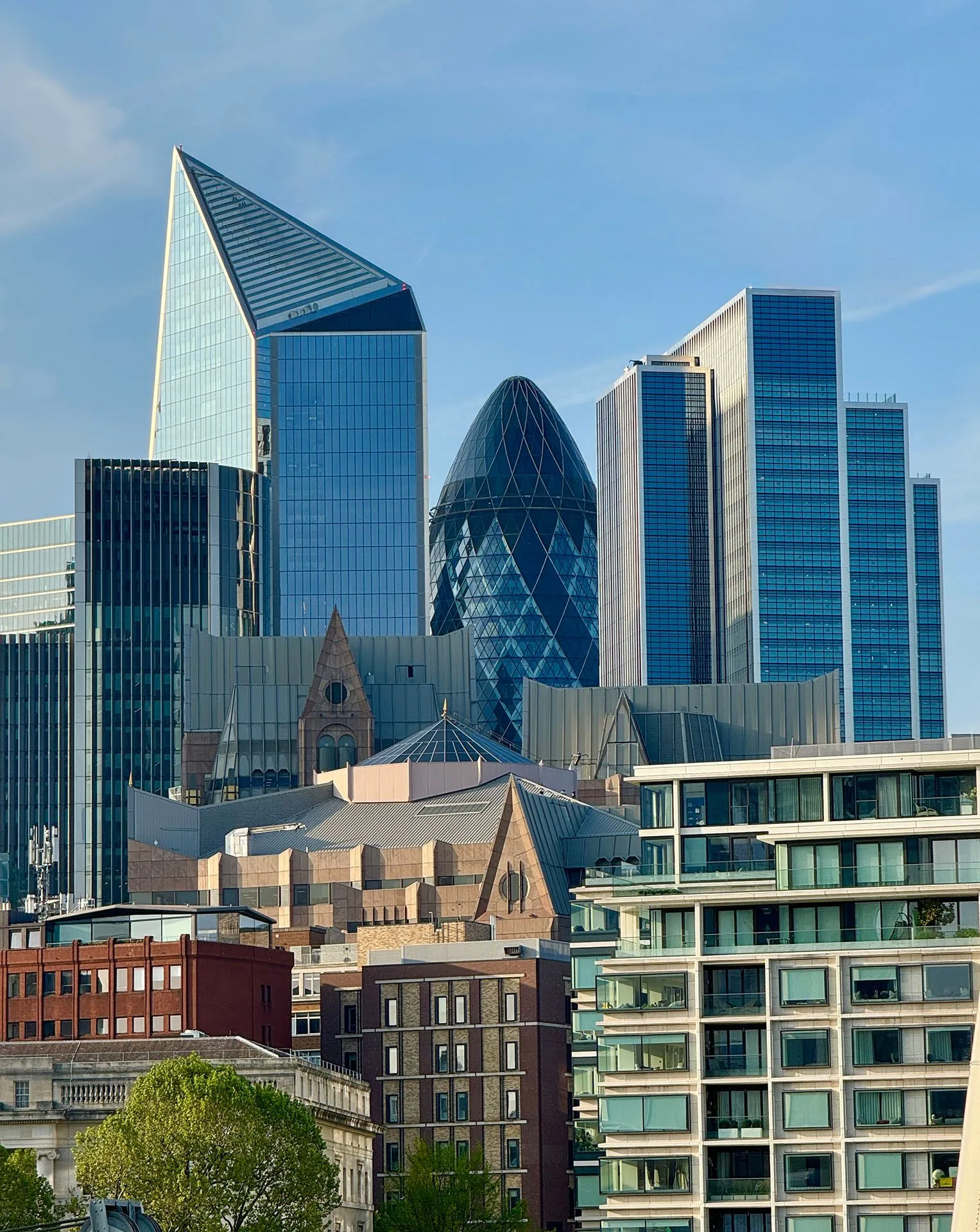 Hình ảnh các tòa nhà chọc trời ở London sau khi sử dụng công cụ Clean Up để loại bỏ đường dây điện
